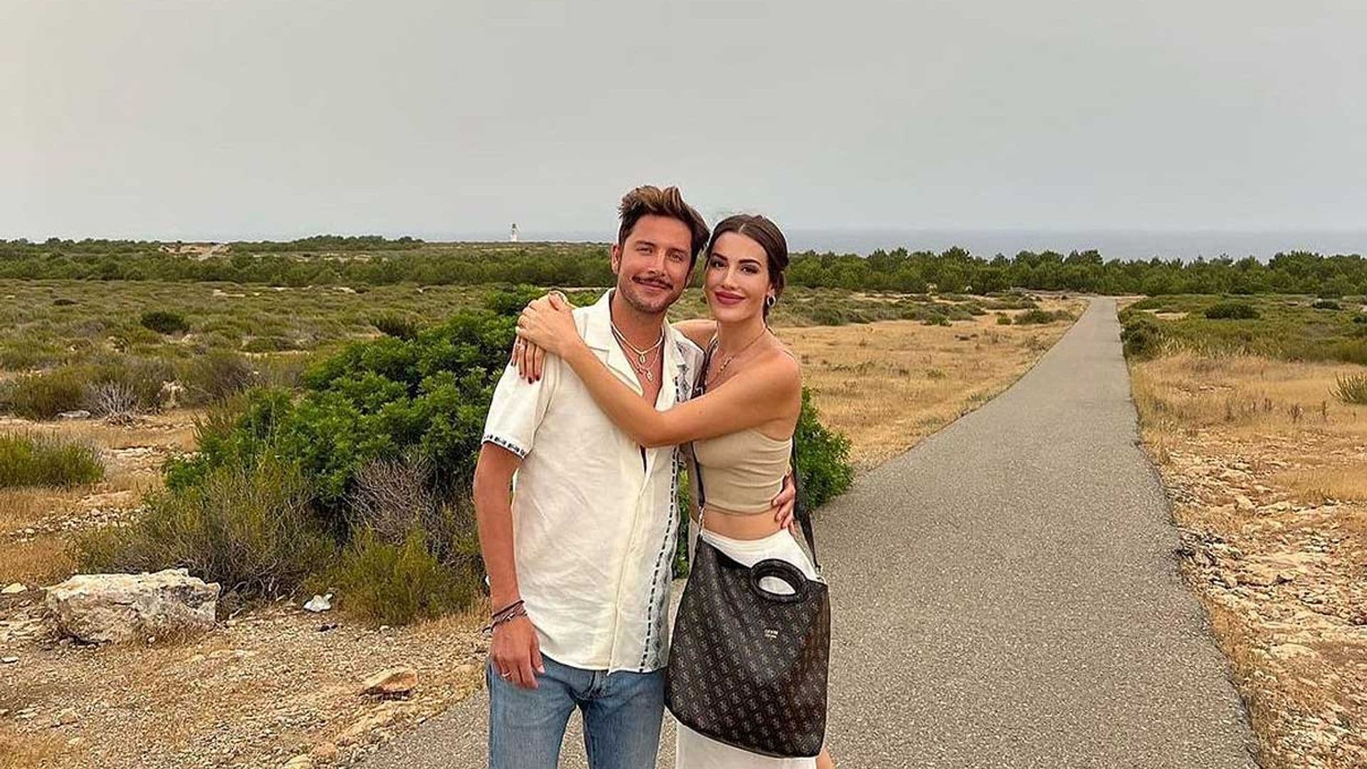 Manuel Carrasco y Almudena Navalón abren el baúl de recuerdos en el cuarto aniversario de su boda