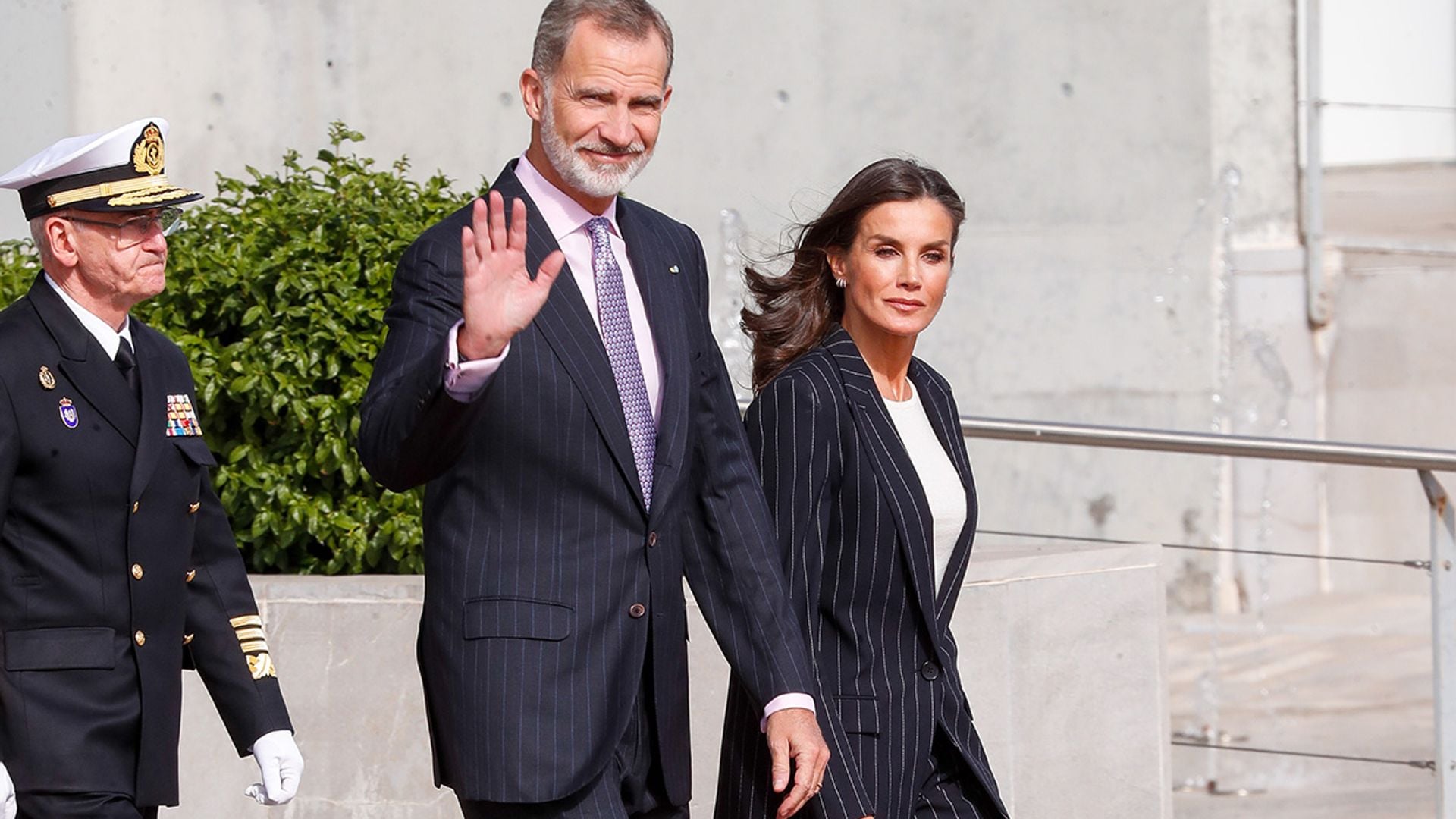 La reina Letizia rescata un elegante traje de raya diplomática y apuesta por mocasines a juego