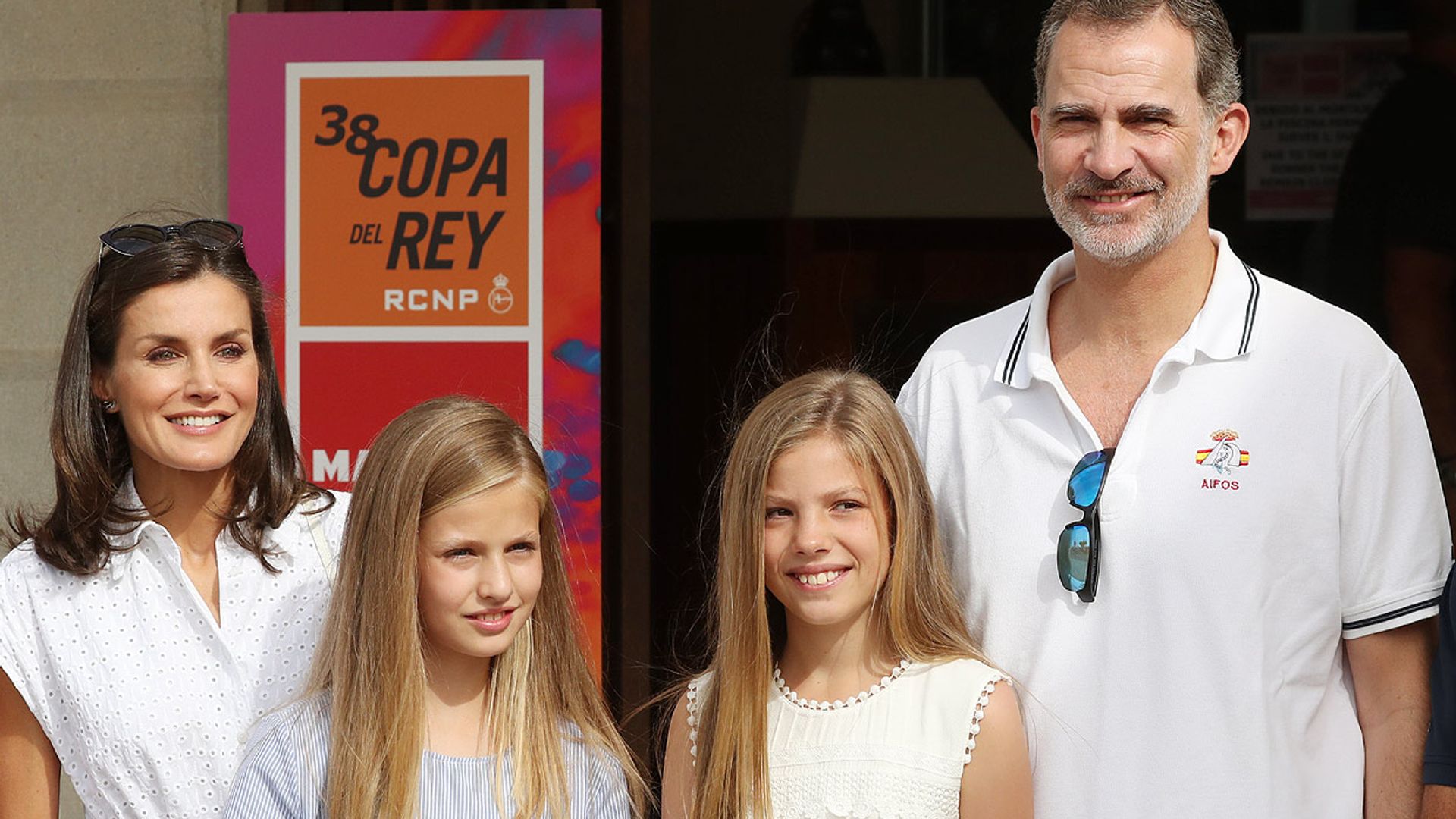 Primera imagen de los Reyes y sus hijas en Mallorca