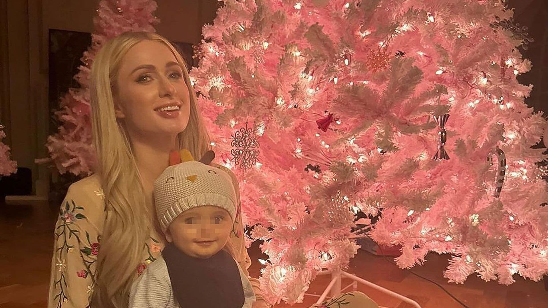 Paris Hilton tiñe de rosa la Navidad para celebrar el nacimiento de su hija London