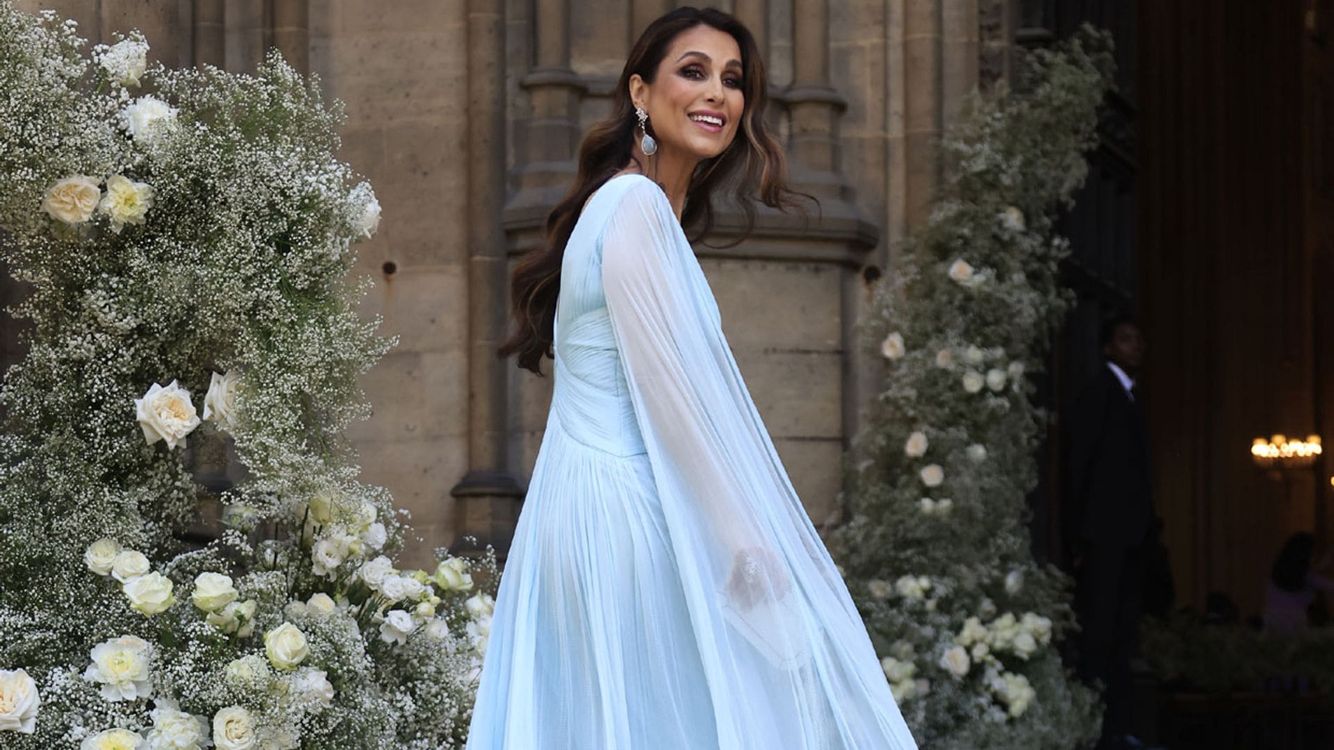 Paloma Cuevas deslumbra en París con su vestido celeste y drapeado de Rosa Clará