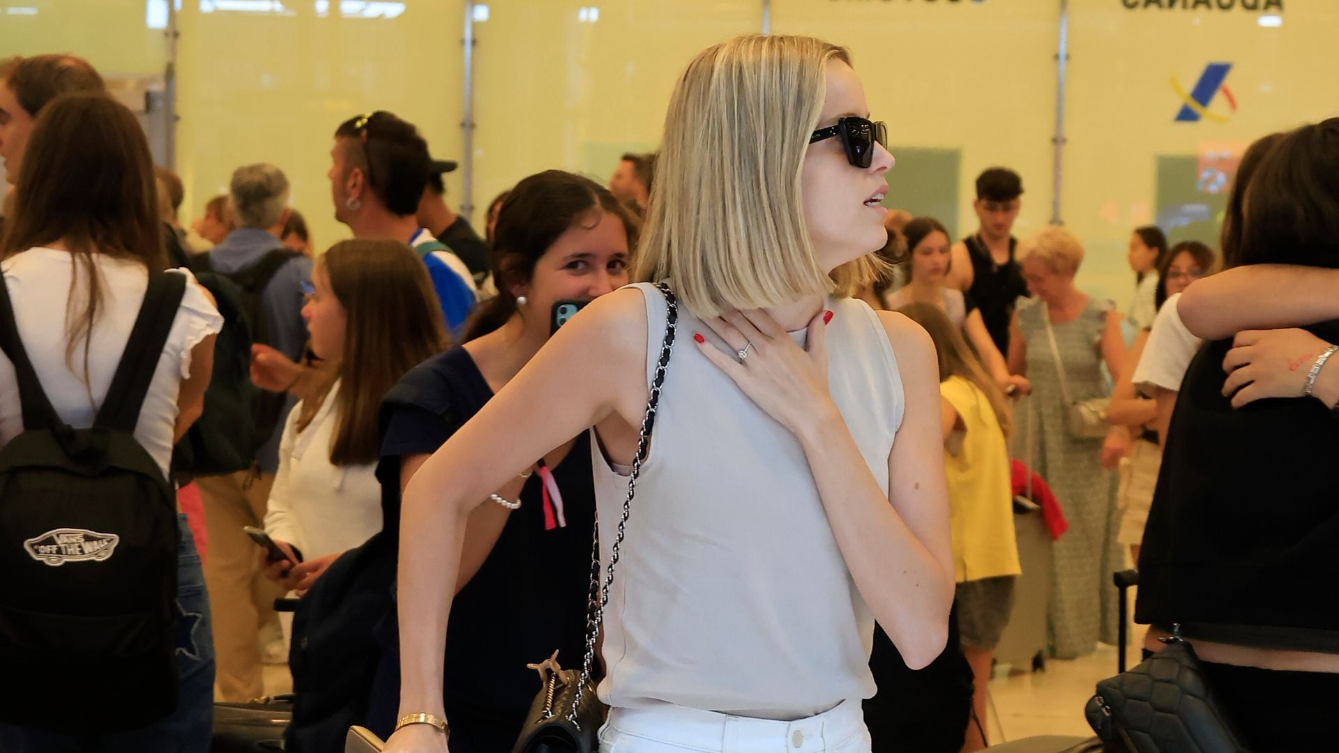 Daphne y Melanie Cañizares, las gemelas con más estilo del aeropuerto en su vuelta de la Eurocopa