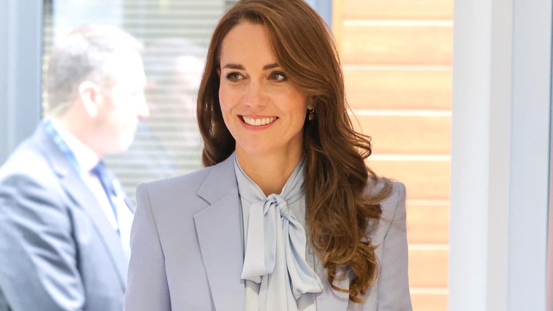 Kate Middleton, muy estilosa con un abrigo largo y blusa con lazada que recuerda a Diana