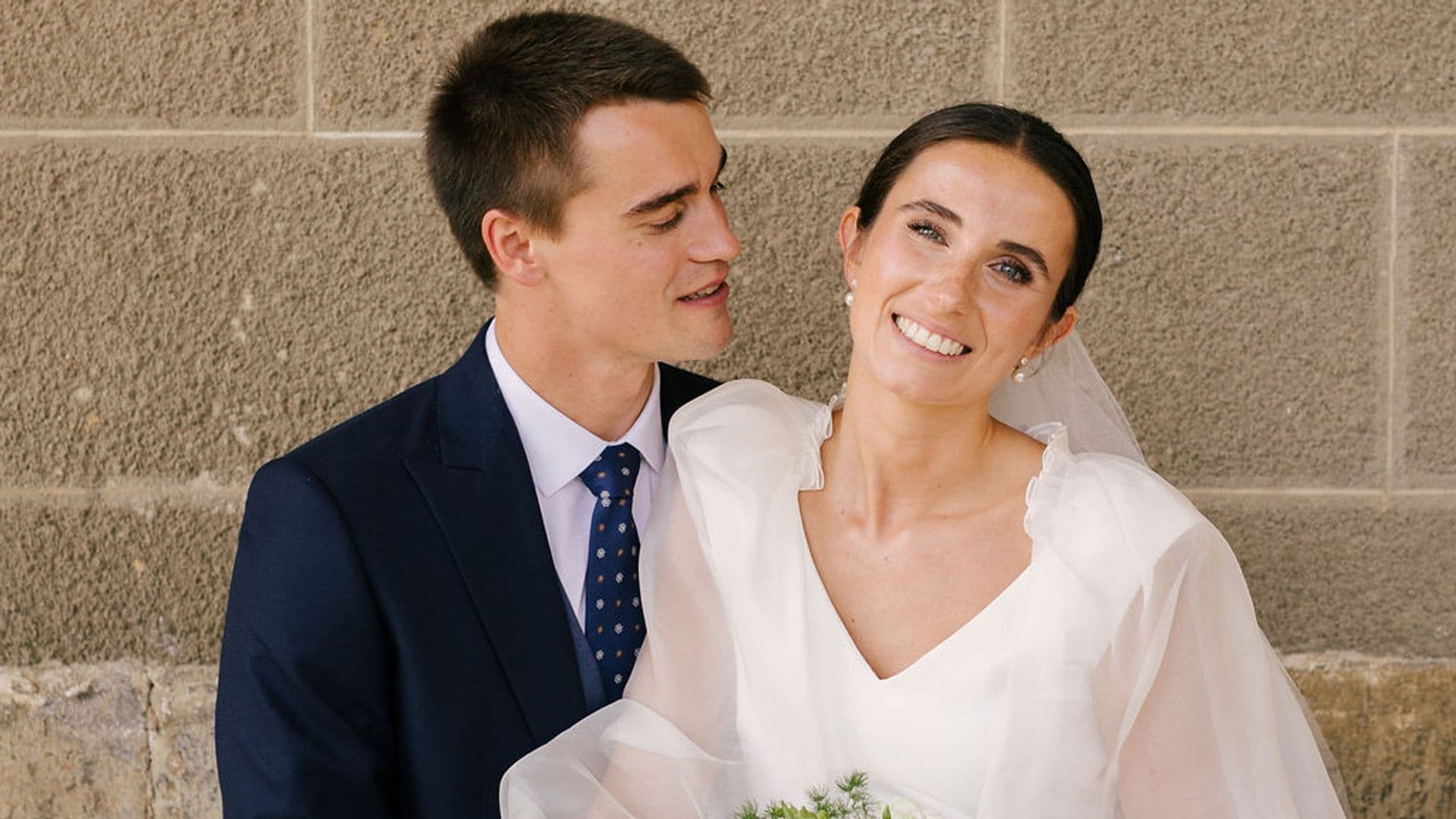 Un vestido de novia con capa, sencillo y desmontable: la elección de Anne para su boda en Álava