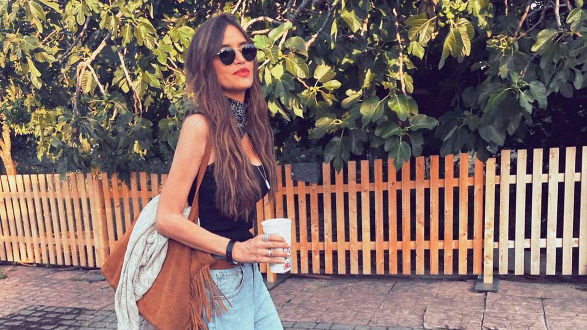 Sara Carbonero, la reina de los festivales con el look más 'chic' de la semana: vaqueros y alpargatas