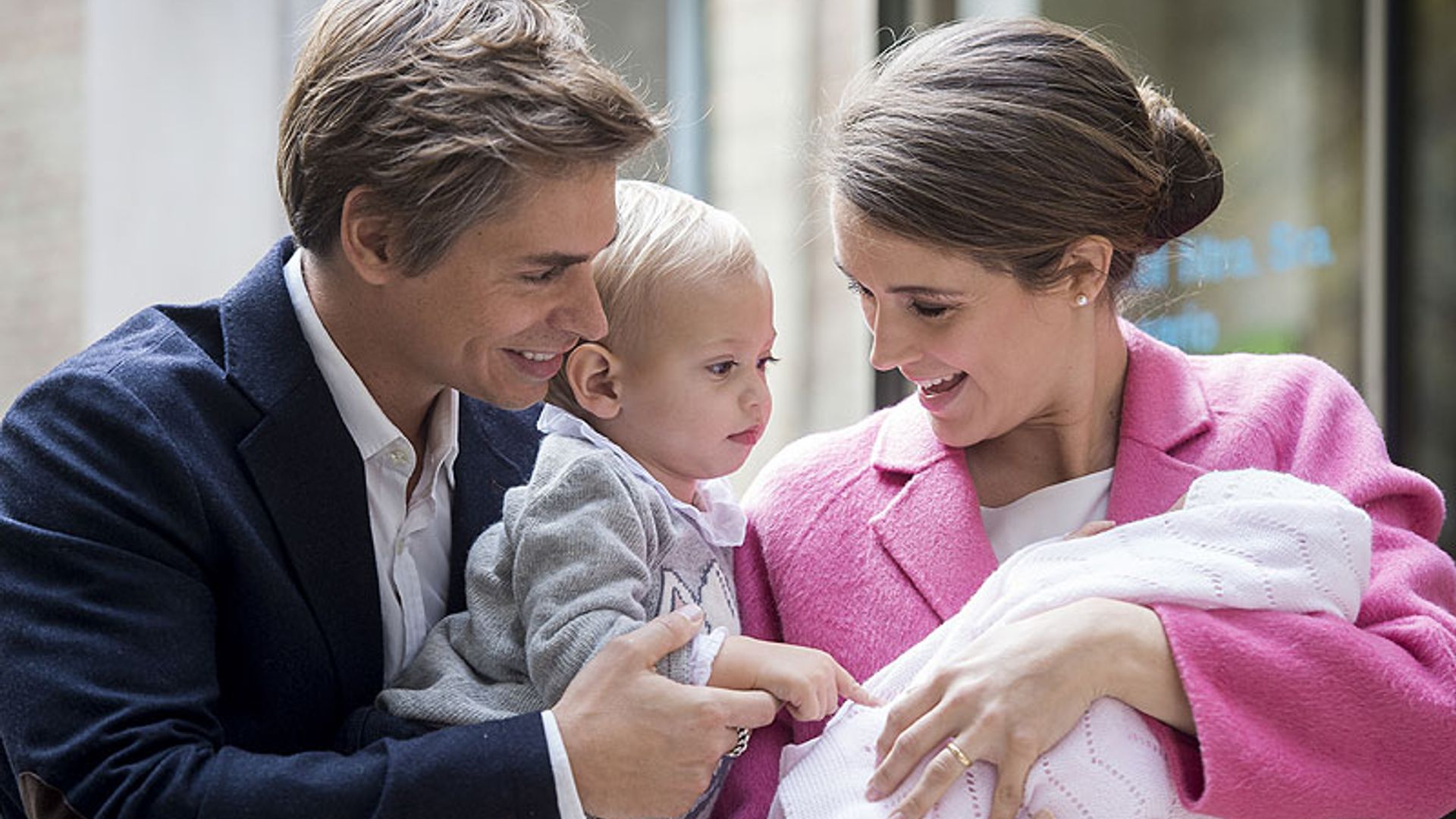 Carlos Baute y Astrid Klisans presentan a su segunda hija, Liene