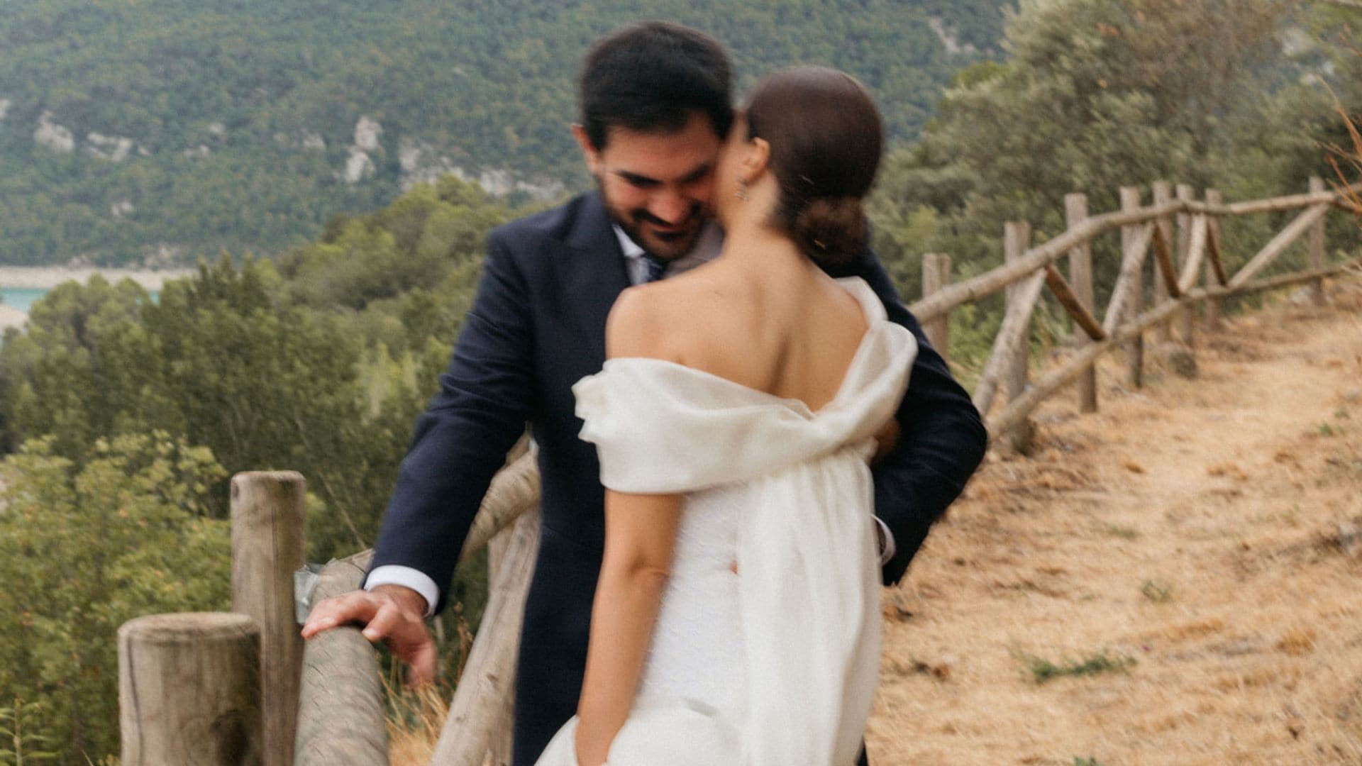 María, la novia del vestido de guipur que se casó en el Pirineo aragonés y organizó su boda desde Estados Unidos