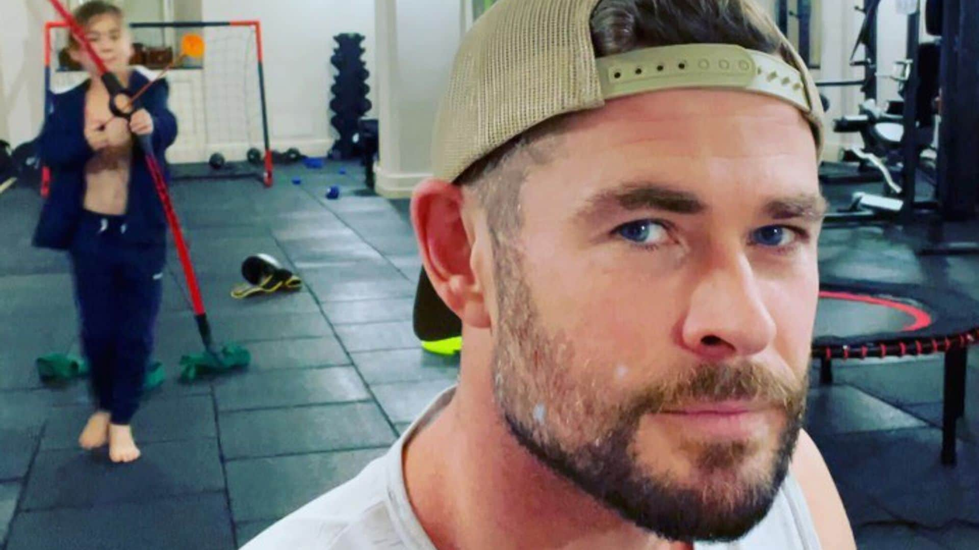 Hijo de Chris Hemsworth impresiona a los fans de papá con arco y flecha al estilo ‘Hawkeye’