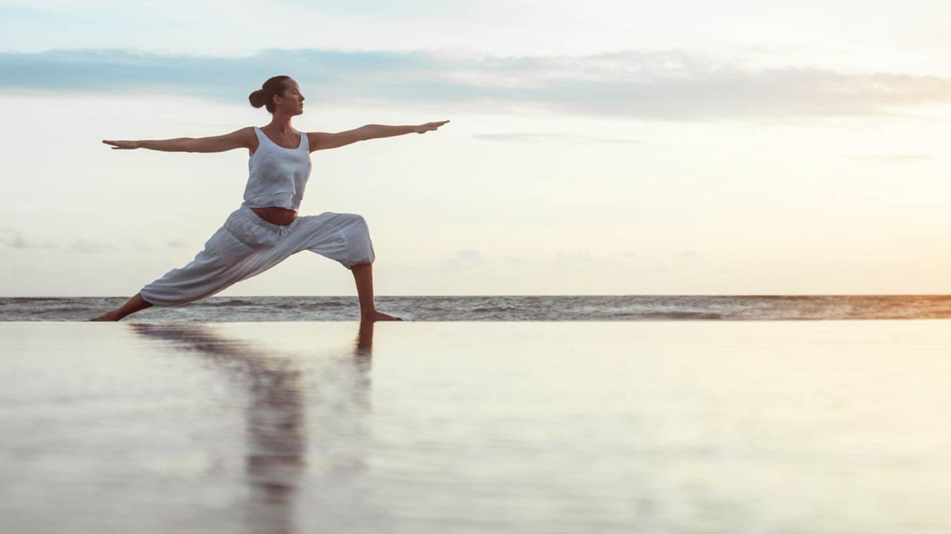 Si en verano se te hinchan la piernas, prueba estas posturas de yoga