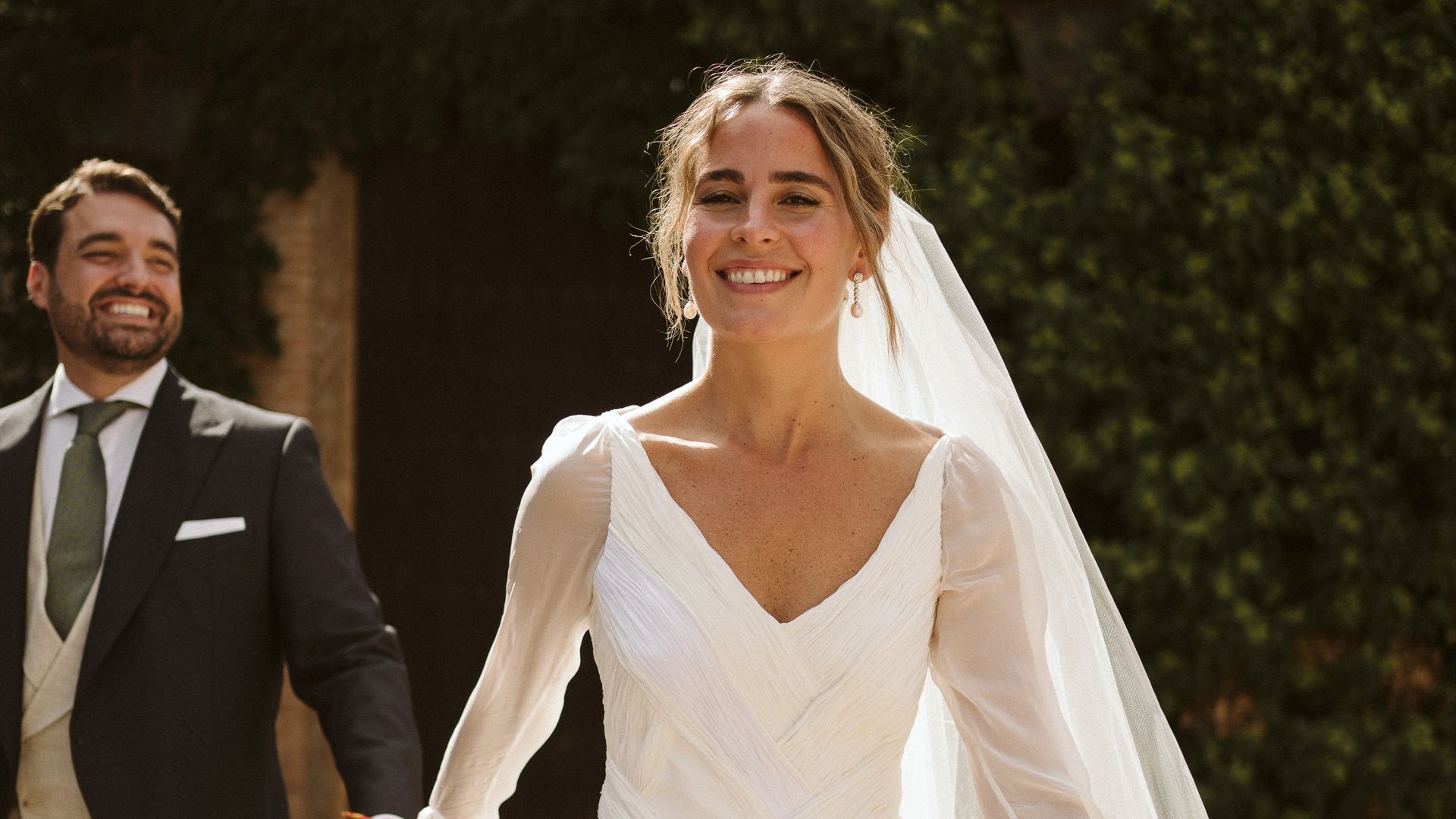 Marina, la novia andaluza del vestido con cuerpo drapeado en forma de espiga que celebró su boda en Toledo