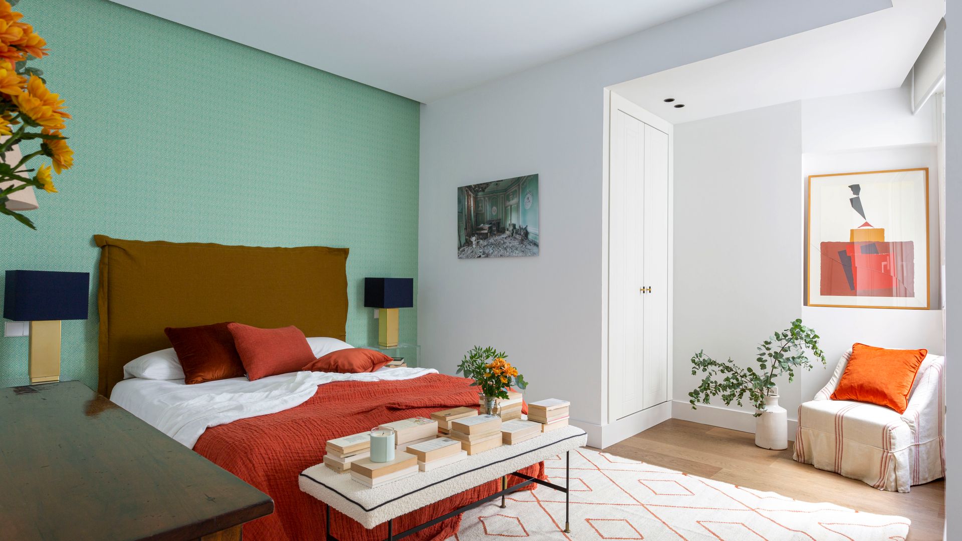 Dormitorio decorado en neutro o con color: ¿Tú de qué lado estás?