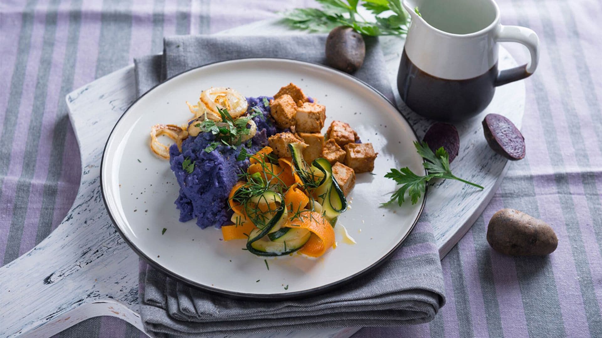 Tofu marinado con puré de patata morada y verduras