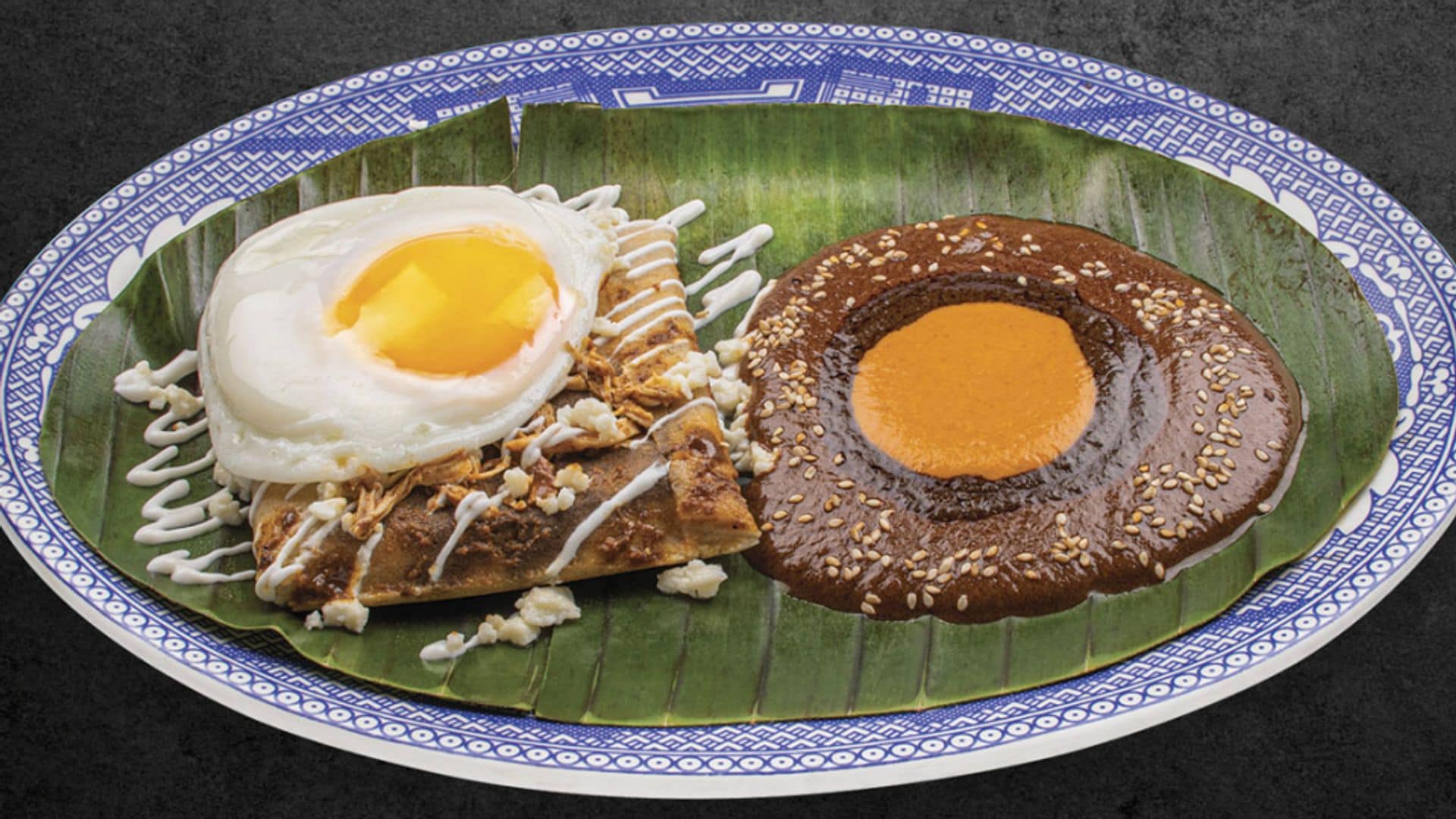 El desayuno con tamal incluye café americano o té, o atole, o chocolate o leche.