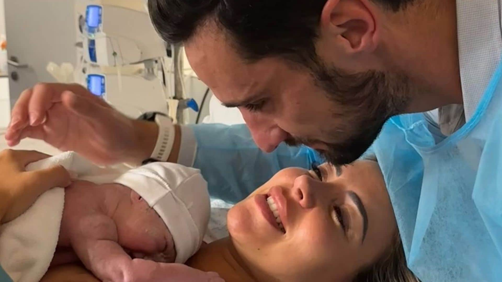 Sergio Rico y Alba Silva, ya son padres de su primera hija y la presentan con estas emocionantes imágenes