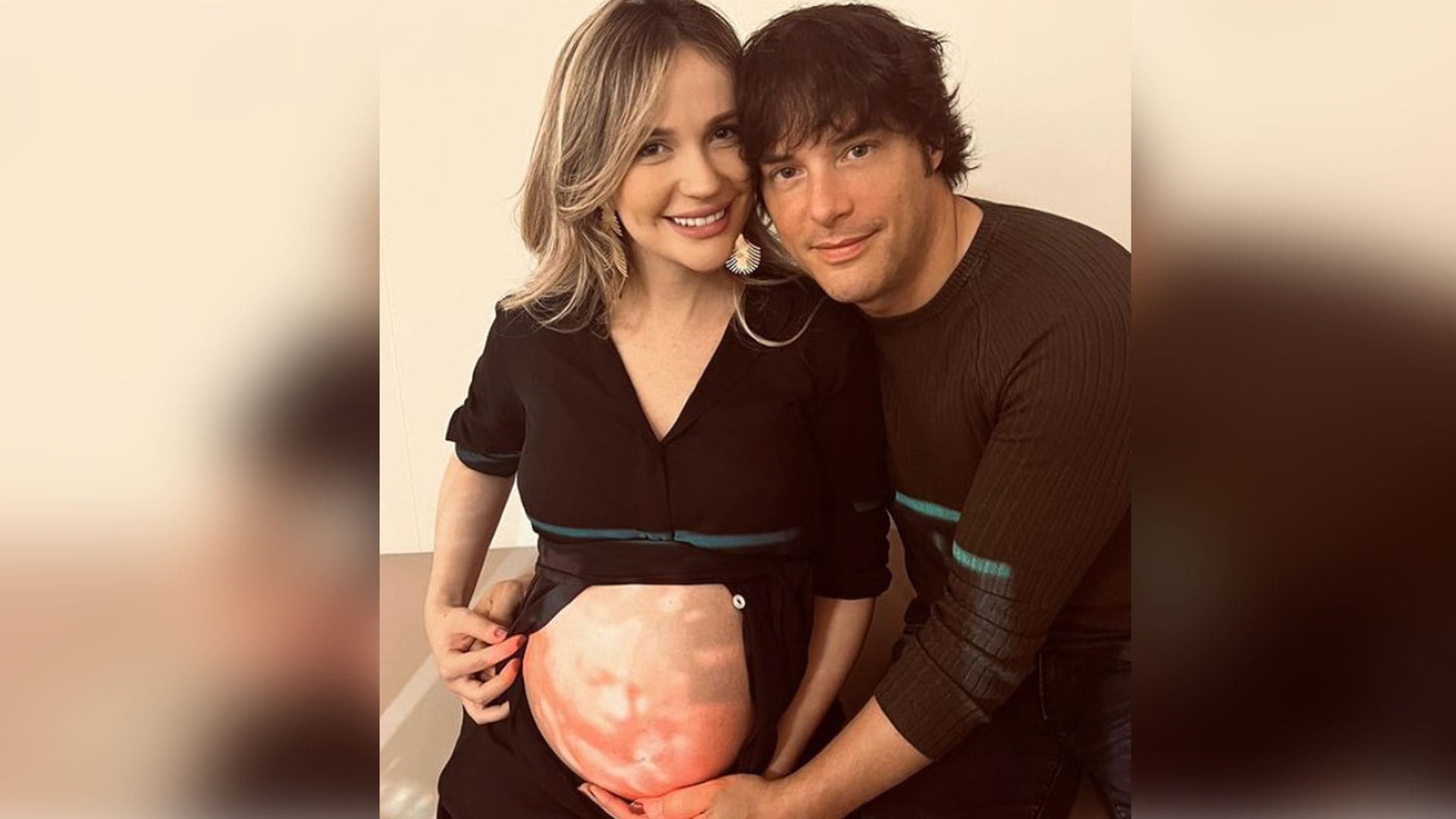 Rebecca Lima sopla las velas por su 30 cumpleaños, junto a Jordi Cruz y embarazadísima de su primer hijo