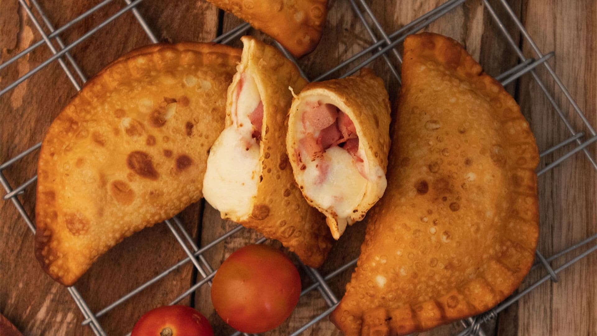 Empanadillas de queso, salchicha y tomate