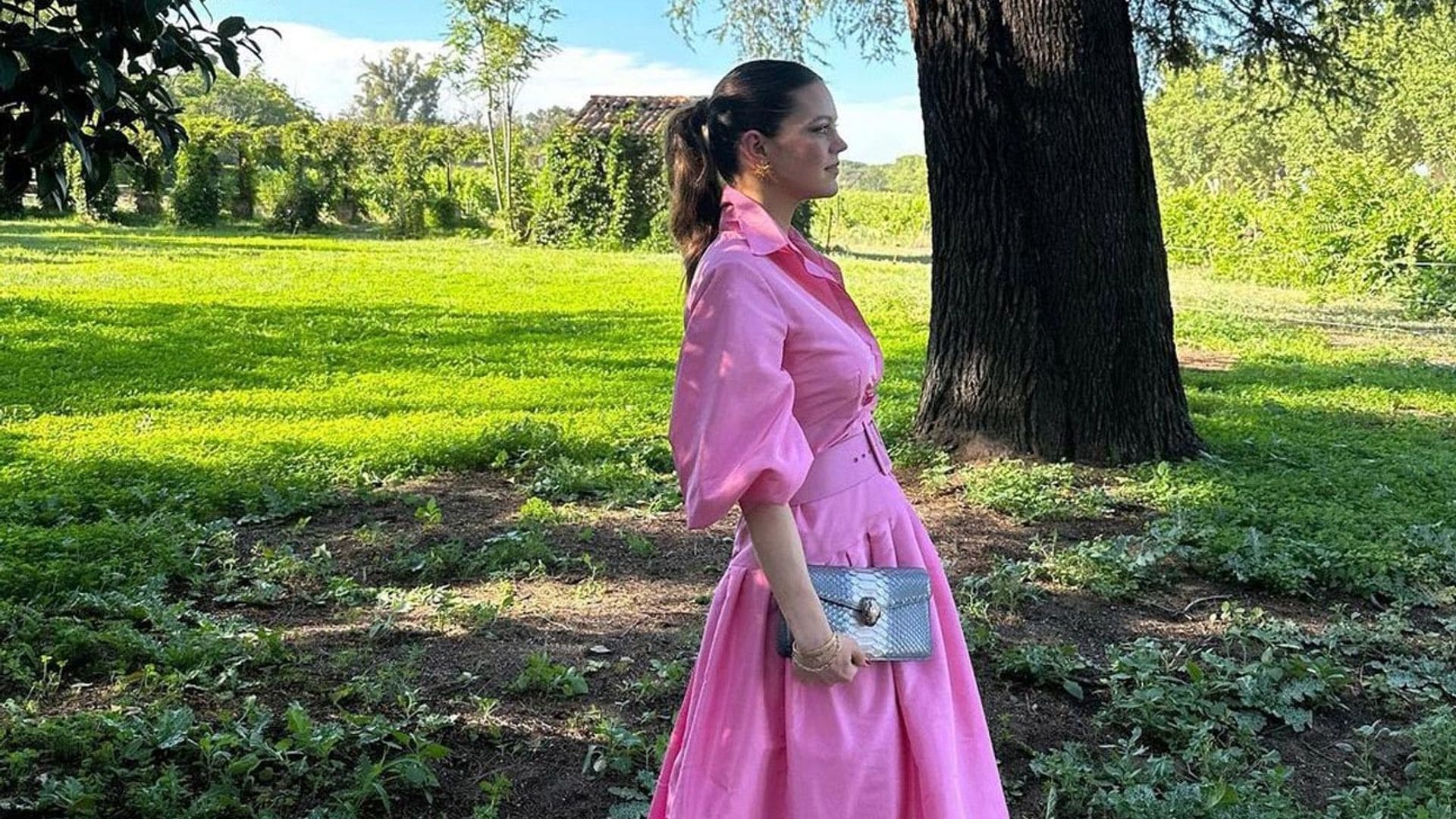 Isabelle Junot: una invitada diferente con vestido camisero en la boda de Tamara Falcó