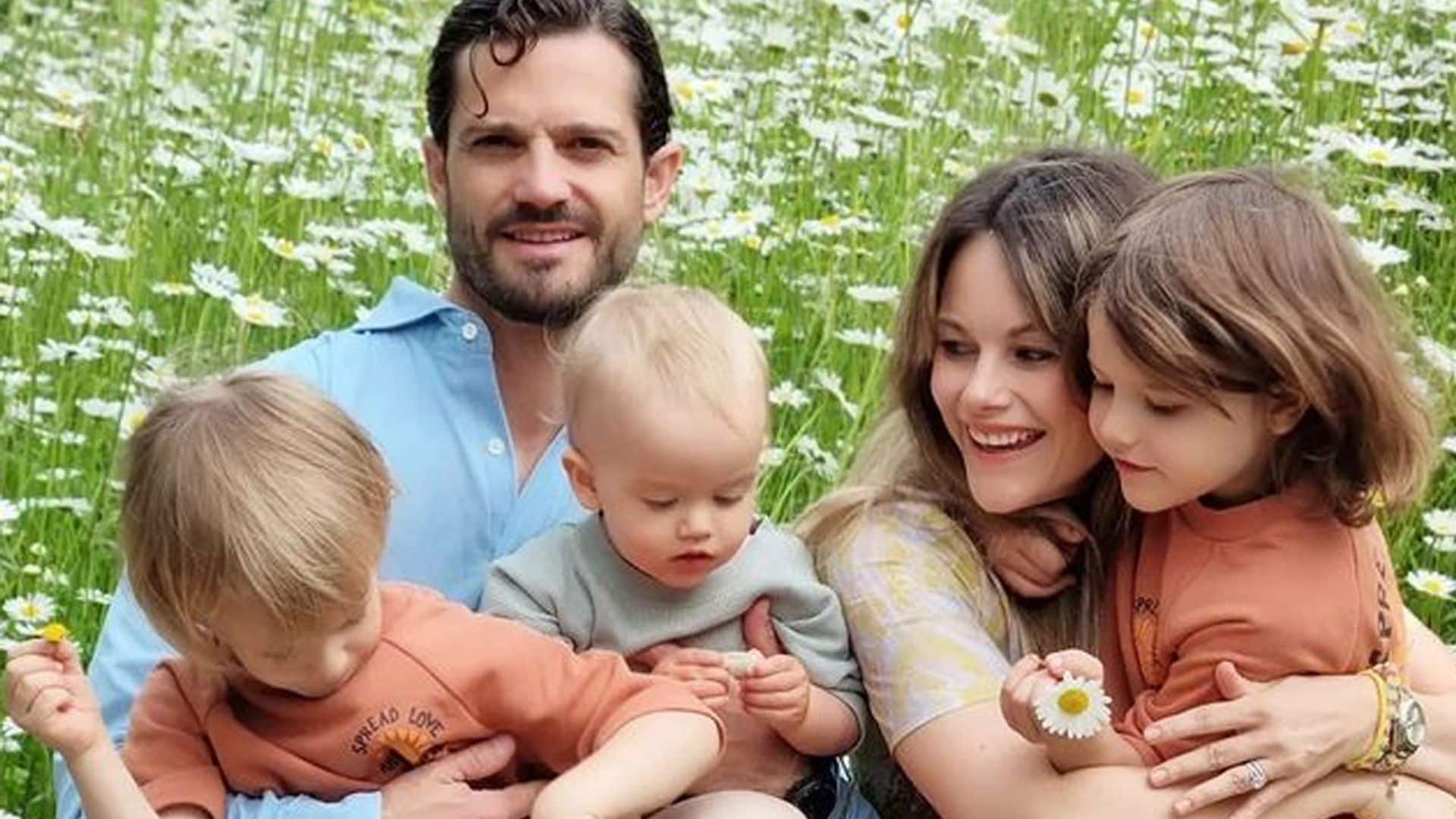 Los príncipes Carlos Felipe y Sofía de Suecia celebran el verano con sus hijos en su segundo posado como familia numerosa