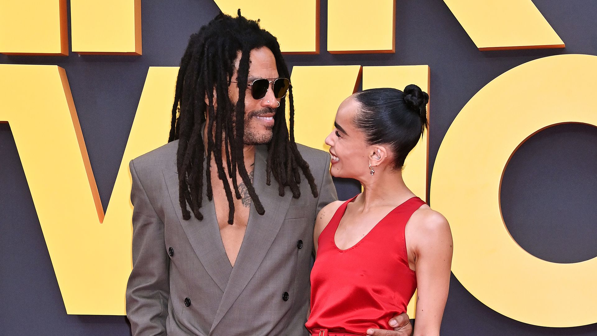 Las imágenes de Zoë Kravitz con su padre y su prometido en el estreno de su última película