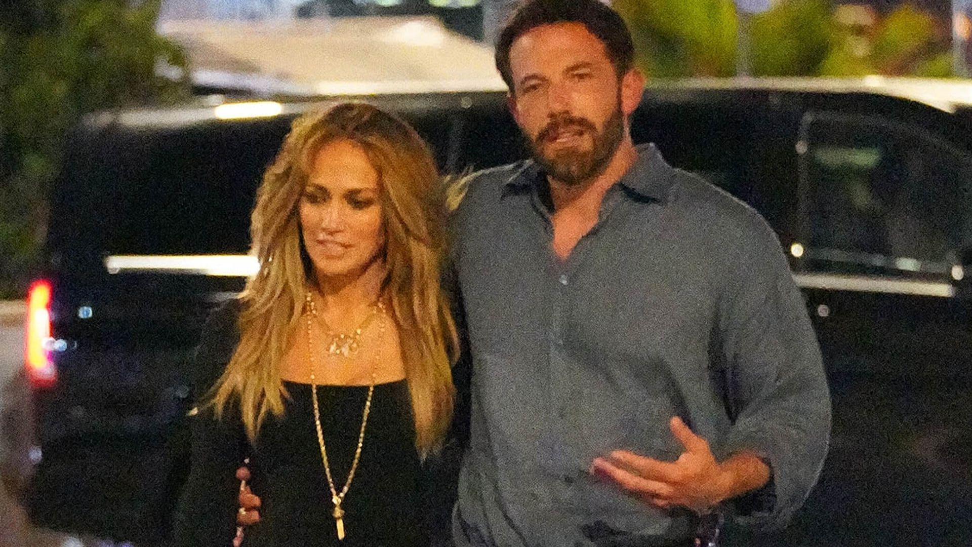 Primero sus hijos y ahora los amigos: Jennifer Lopez y Ben Affleck, día de playa con Matt Damon