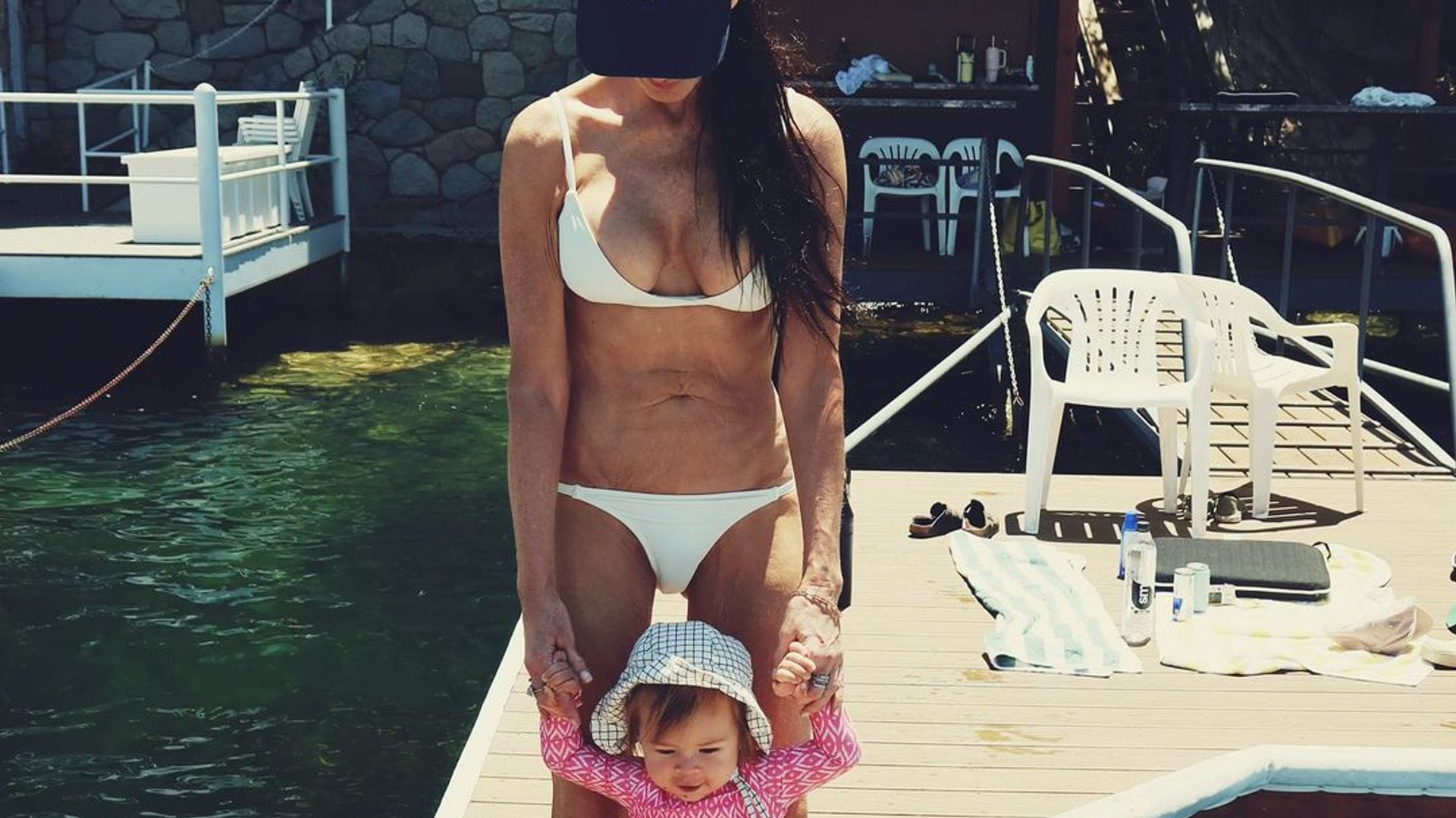 Demi Moore causa furor a sus 61 años en bikini mientras ayuda a su nieta a dar sus primeros pasos