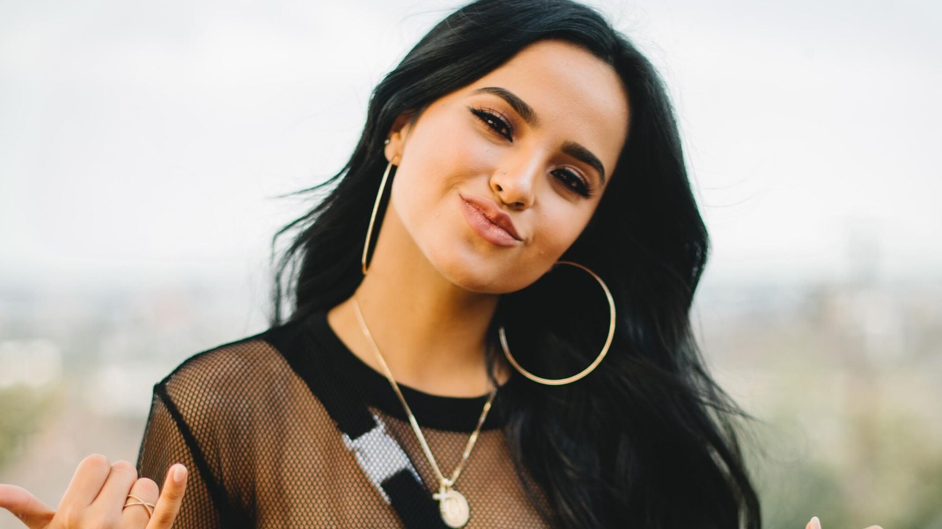 Becky G sorprende a estudiantes y maestros de su antigua escuela