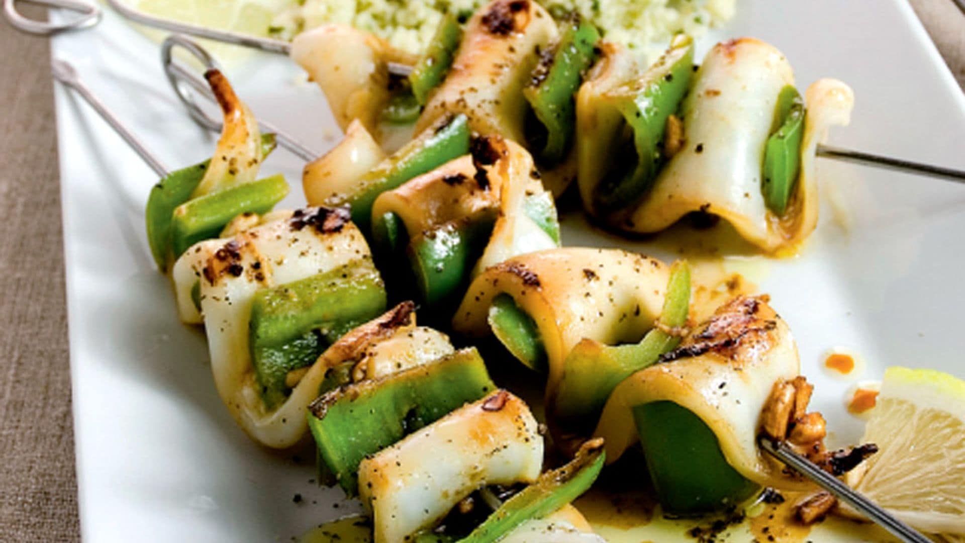 Brochetas de calamares con tabulé de quinoa