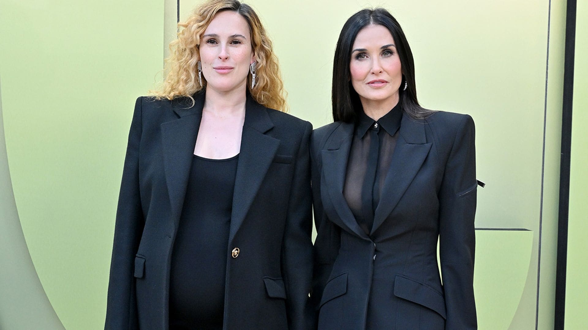 Rumer Willis presume de sus curvas premamá en la recta final de su embarazo con el apoyo de Demi Moore