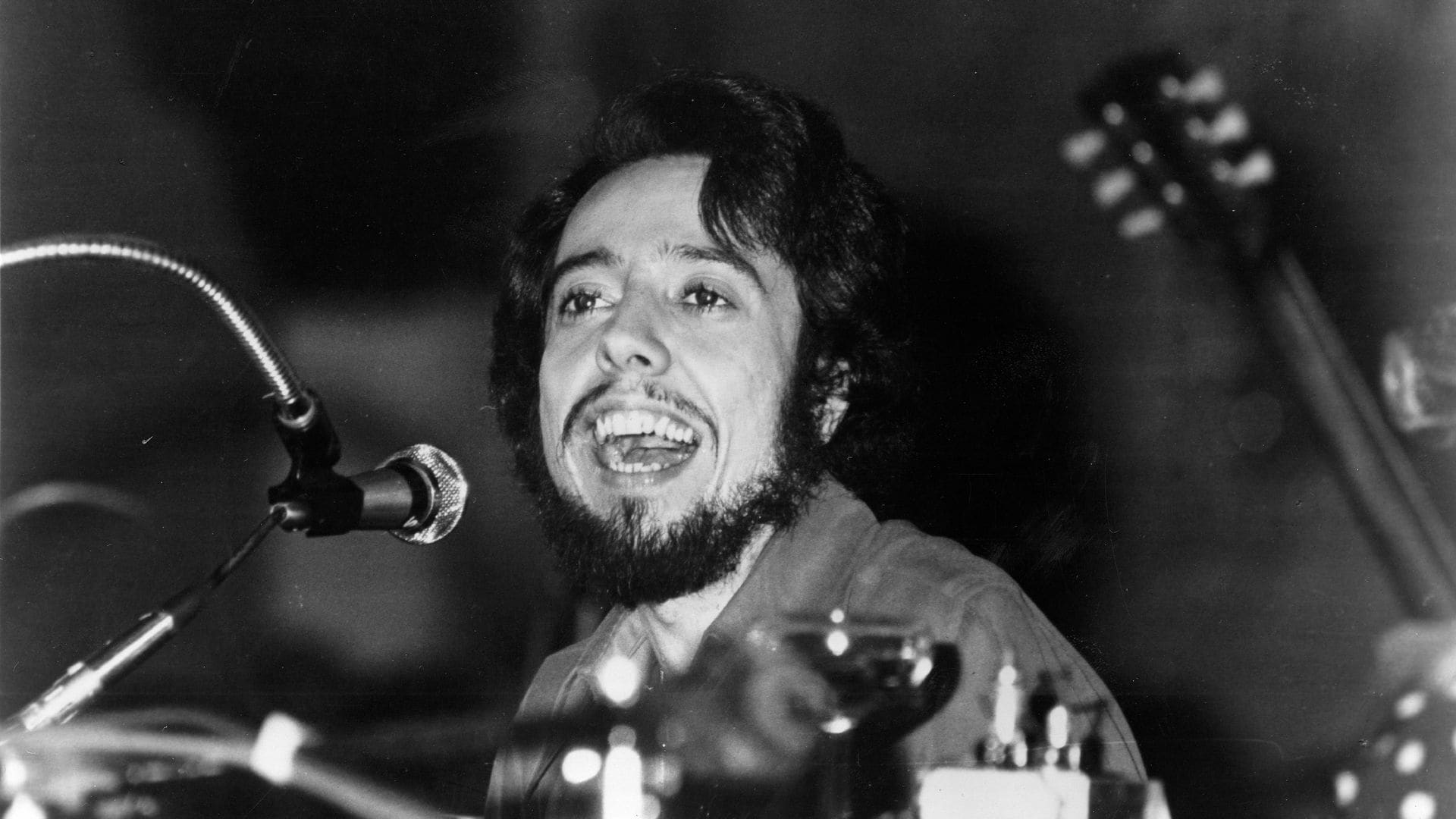 El músico brasileño Sergio Mendes tocando, cerca de 1972