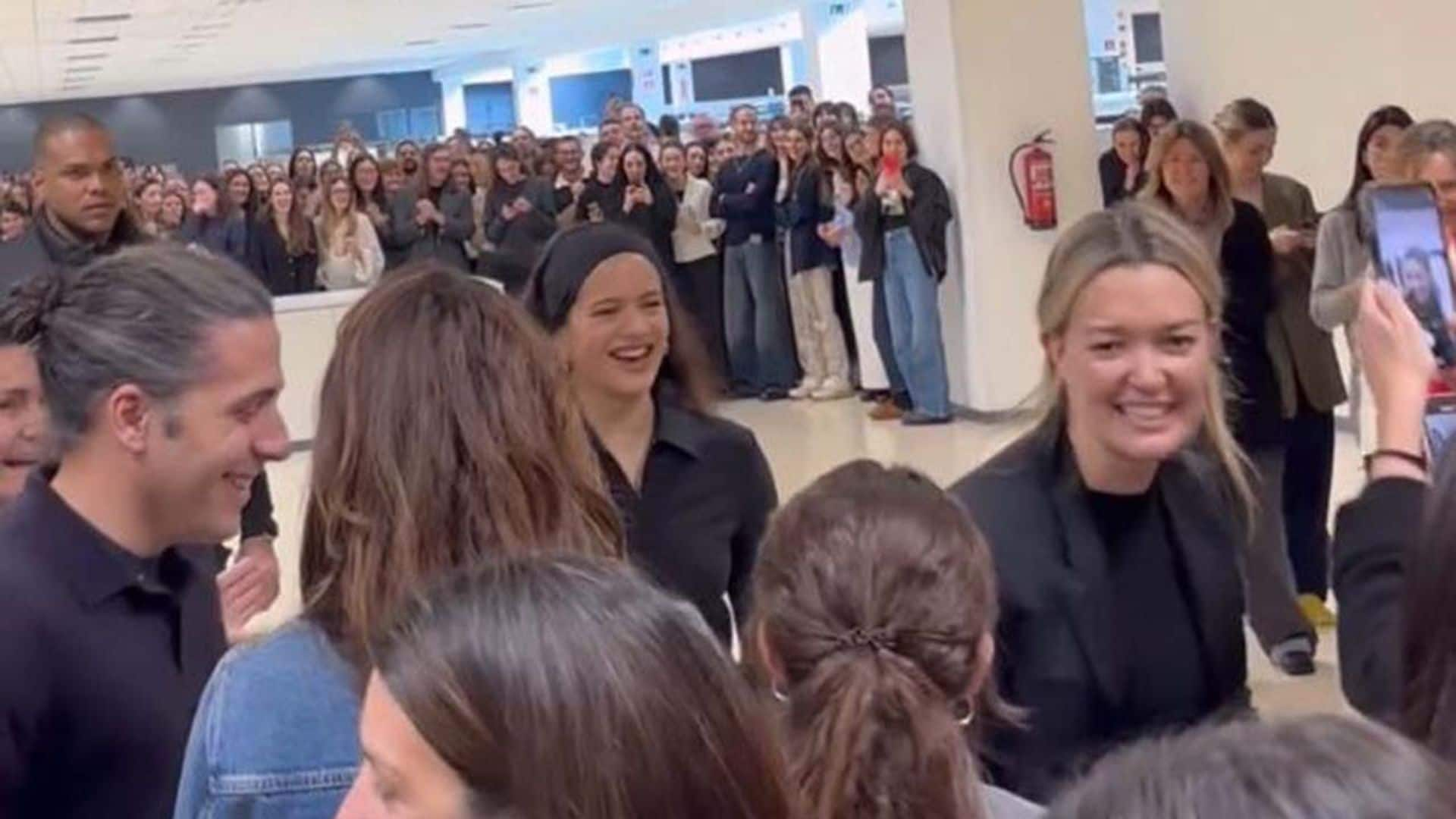 Las imágenes de Rosalía, junto a Marta Ortega, en su visita a Inditex subida a un patinete