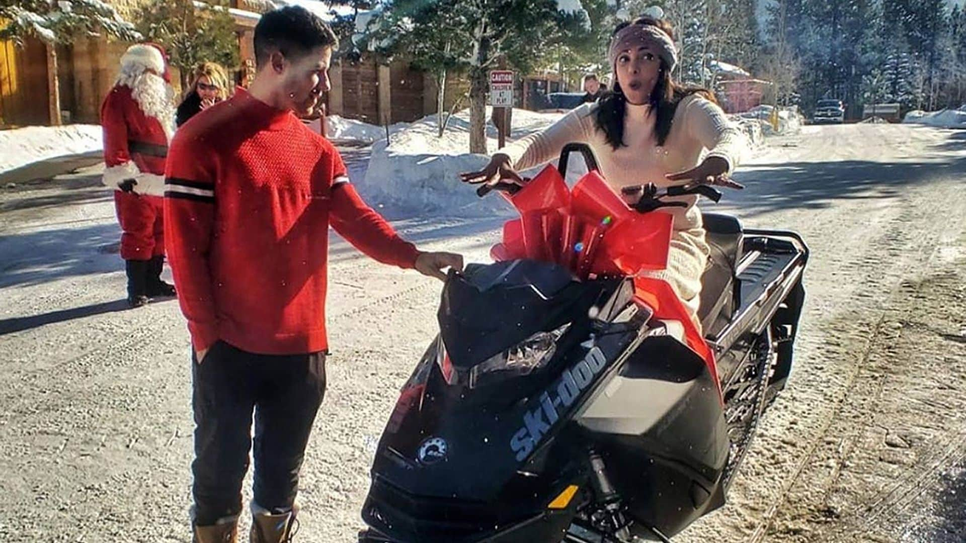 La moto de nieve de Nick Jonas a Priyanka Chopra y otros regalos muy originales de las 'celebrities'