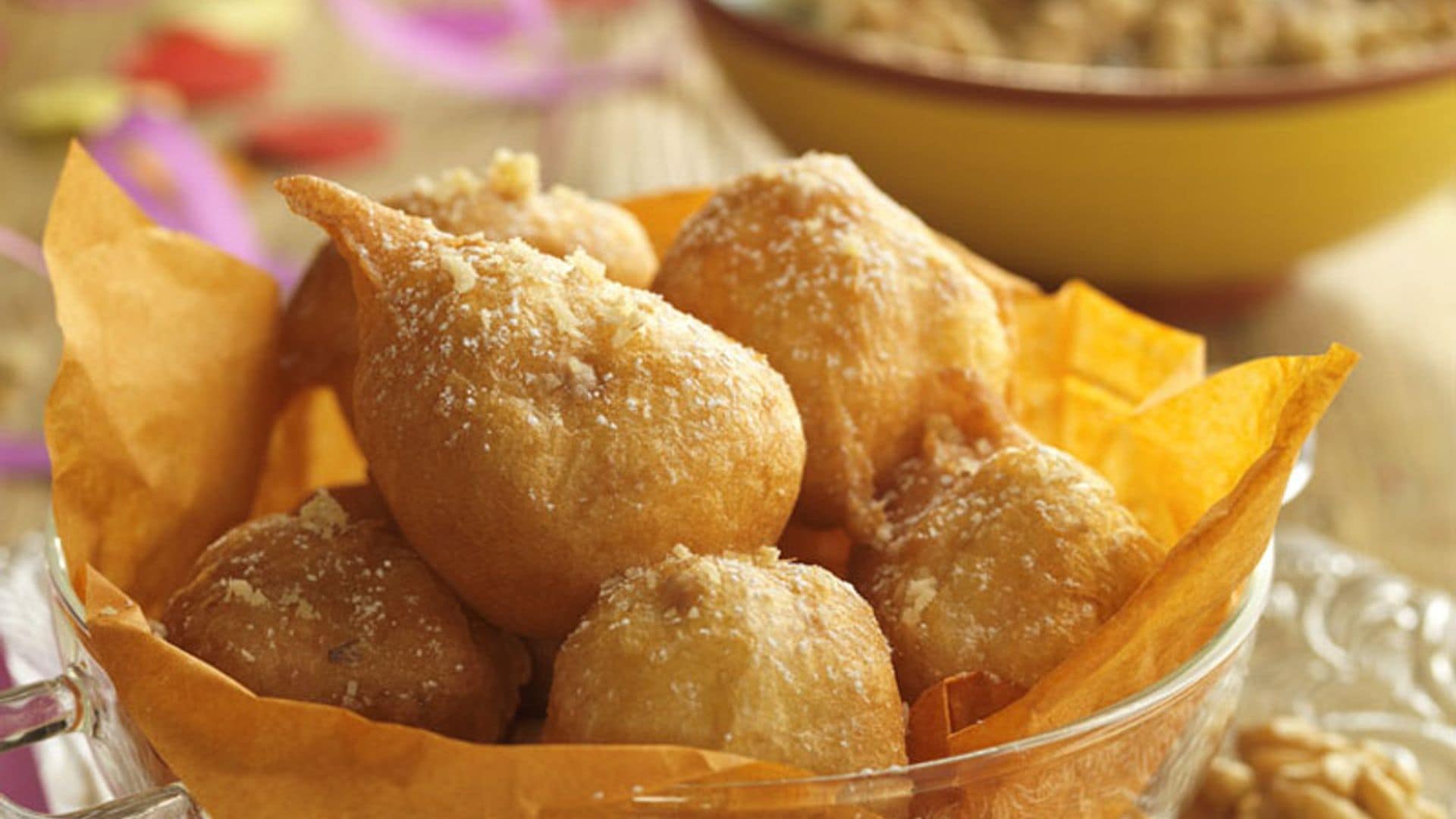 Buñuelos de viento rellenos de crema y nueces