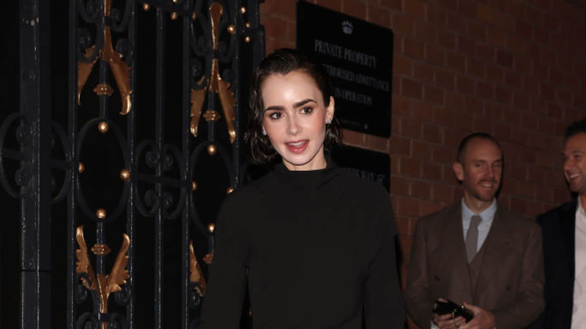 Lily Collins apuesta por un 'wet look' para el estreno de su nueva obra en Londres