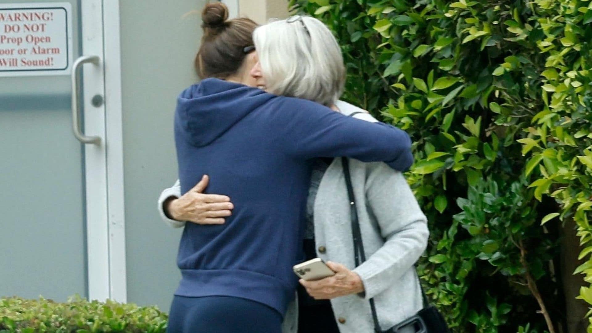 Jennifer Garner comparte un tierno abrazo con la madre de Ben Affleck, Anne Christine