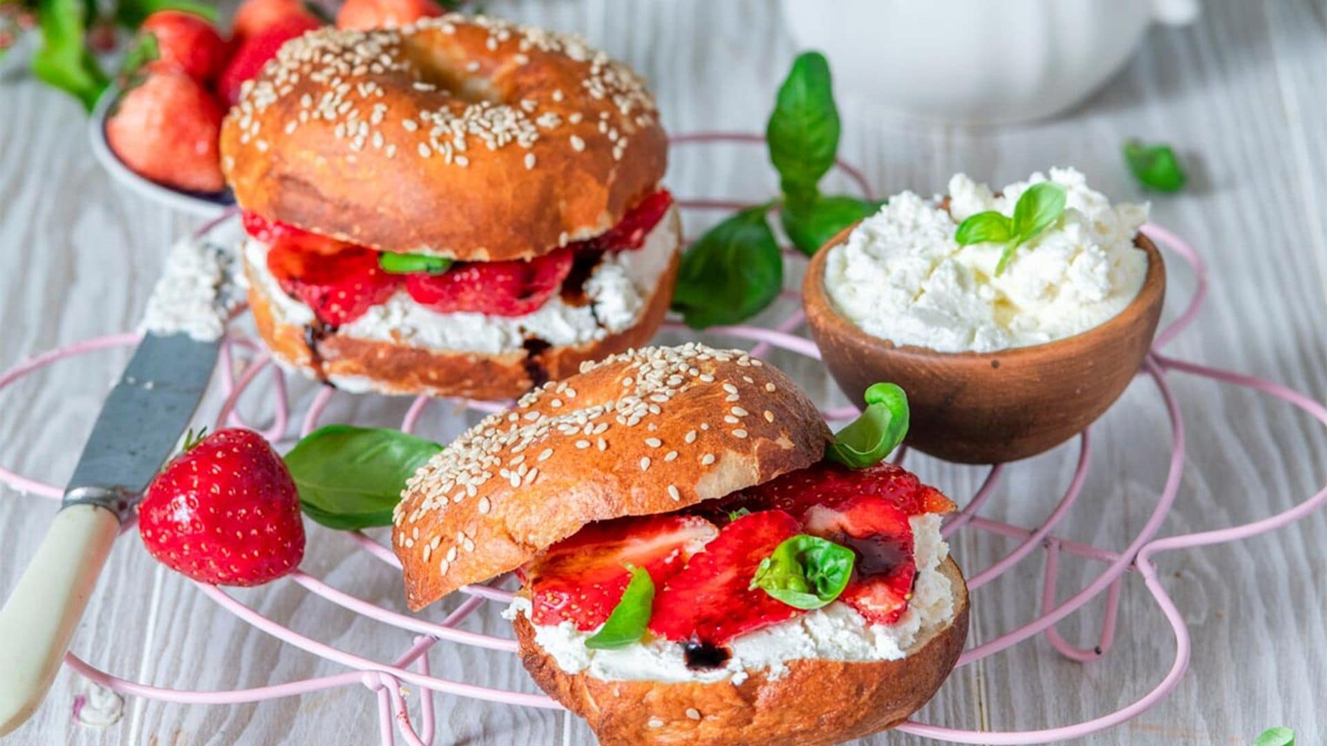 'Bagels' de crema de queso, menta y fresas