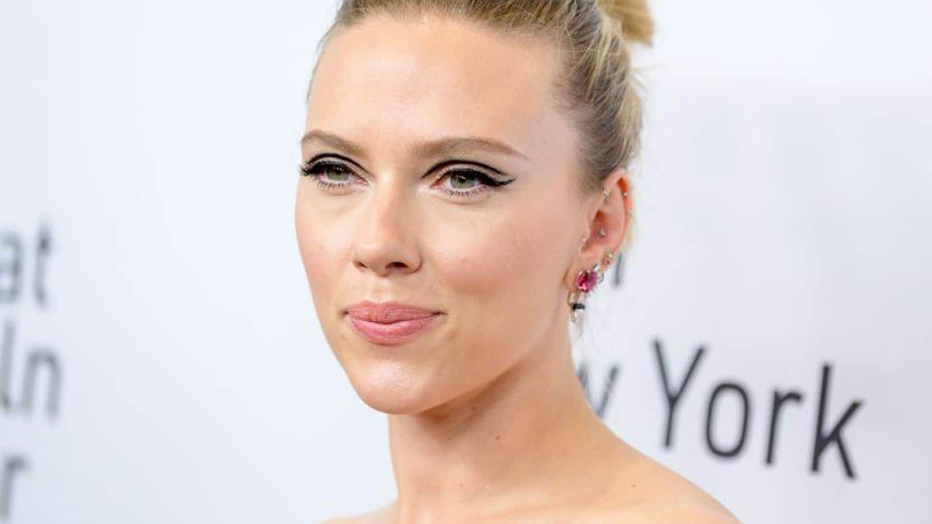 scarlett johansson con maquillaje babydoll y cabello recogido