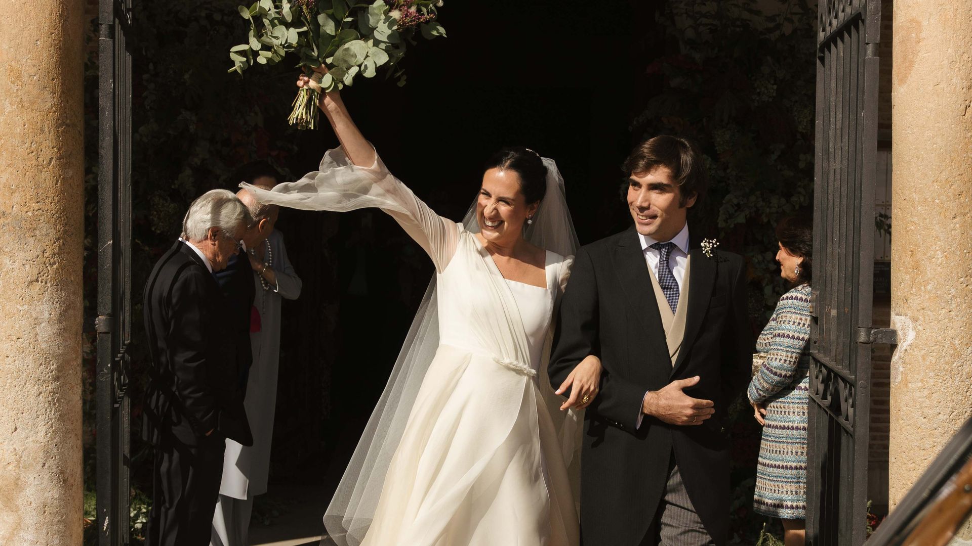 FOTOGRAFÍAS EXCLUSIVAS: Todos los detalles del vestido de novia con 'aire medieval' de Beatriz Lizarriturri