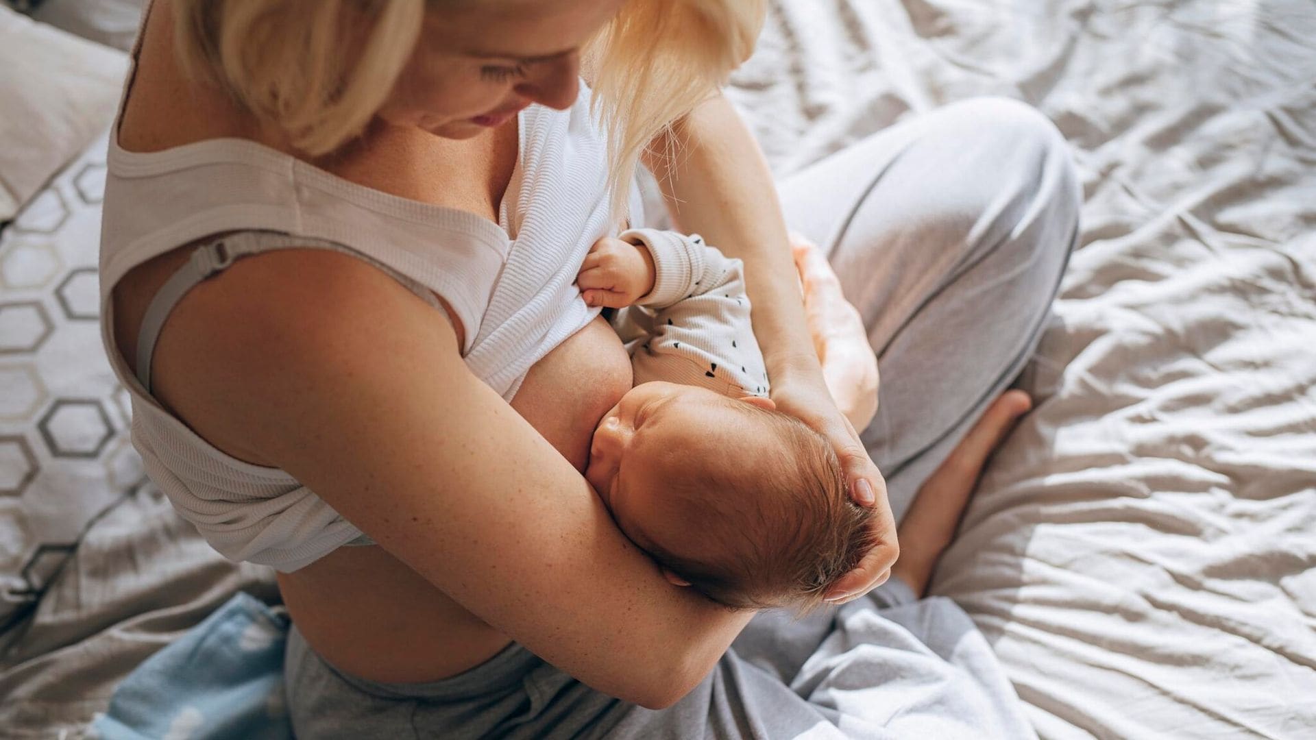 Si eres madre lactante y te duele la espalda, anota estos consejos