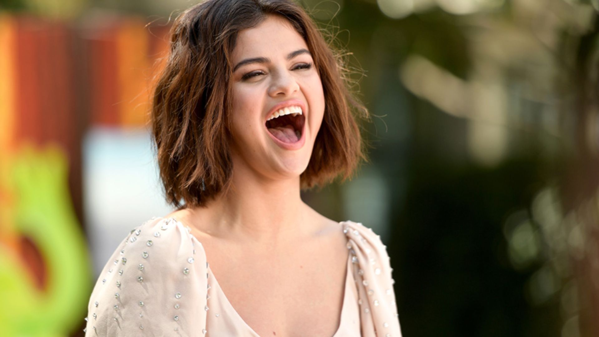 La nueva colaboración de Selena Gomez (¡en español!) te hará empezar el fin de semana bailando