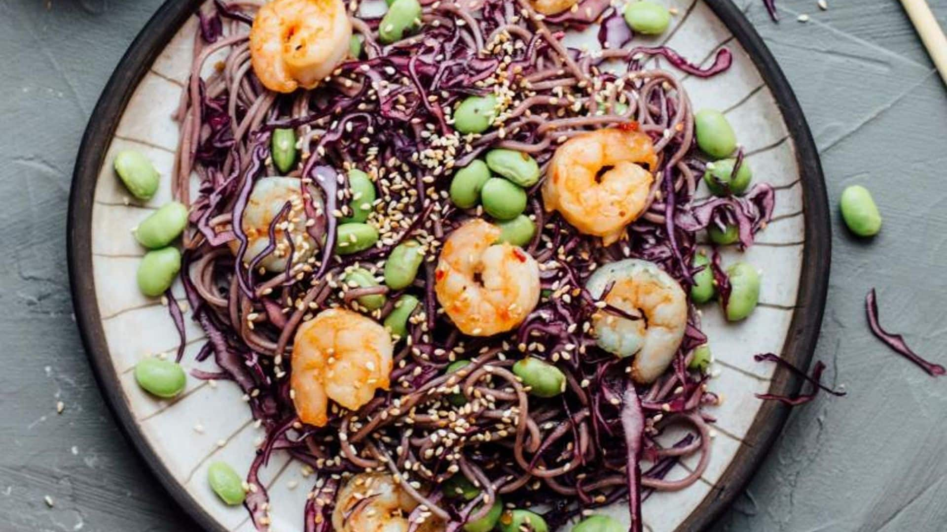 'Noodles' y col morada con langostinos y edamame