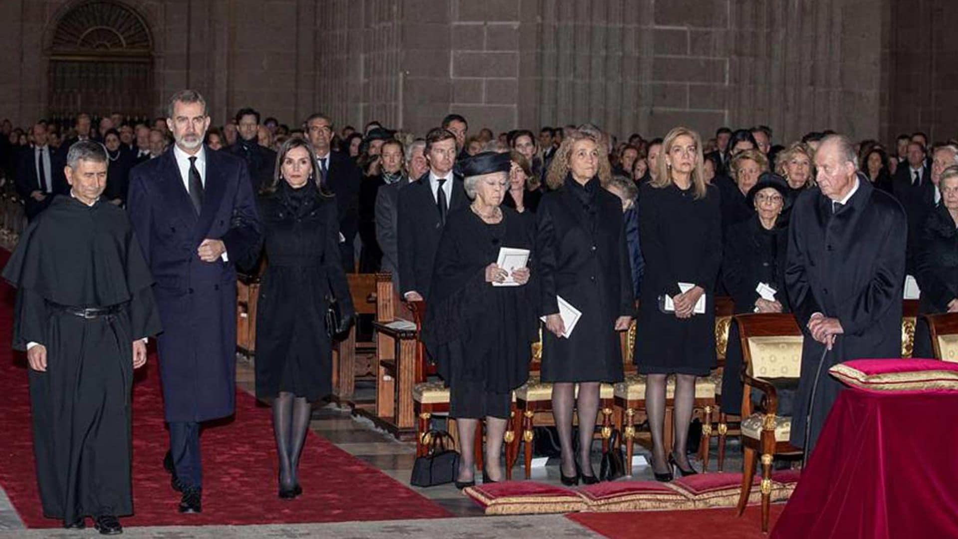 Los Reyes, junto a don Juan Carlos y doña Sofía y las infantas Elena y Cristina, en el solemne funeral de doña Pilar