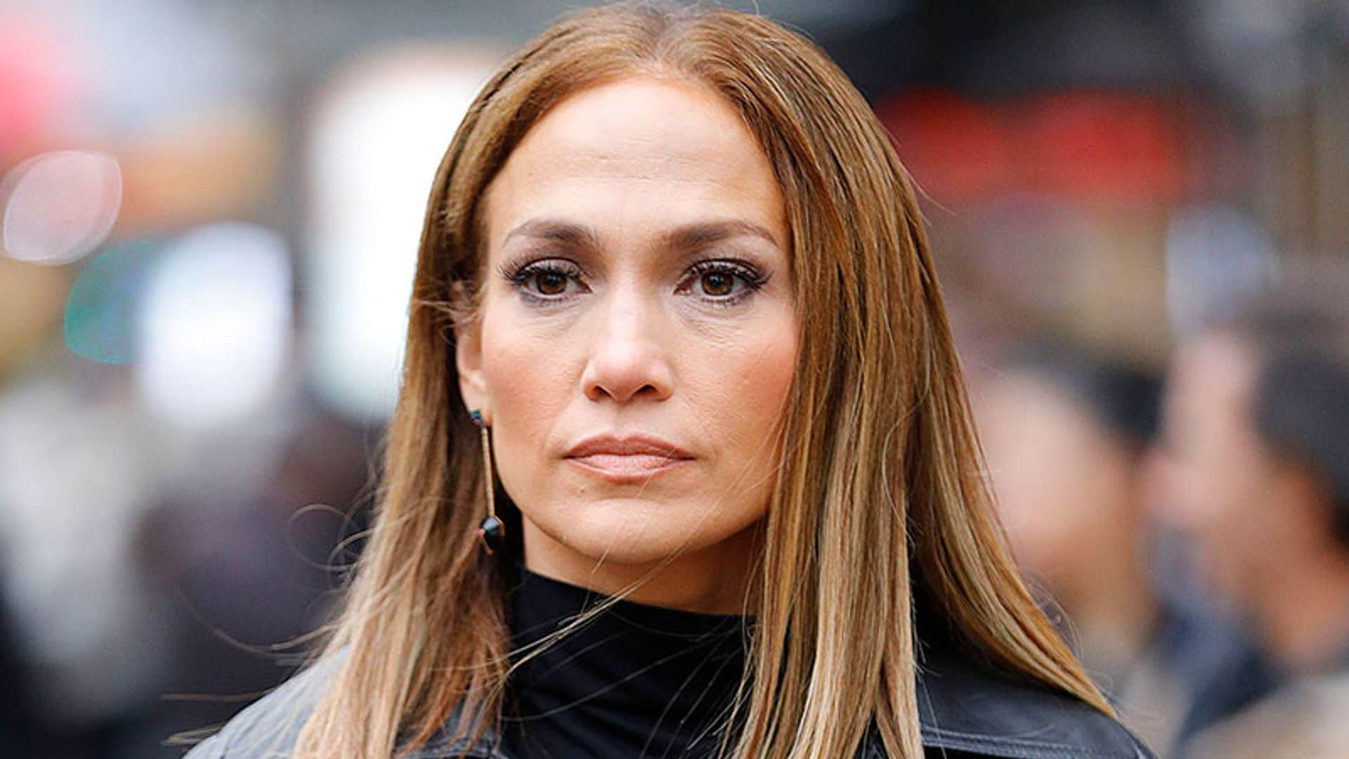 El polémico bolso personalizado de Jennifer Lopez está ahora rebajado