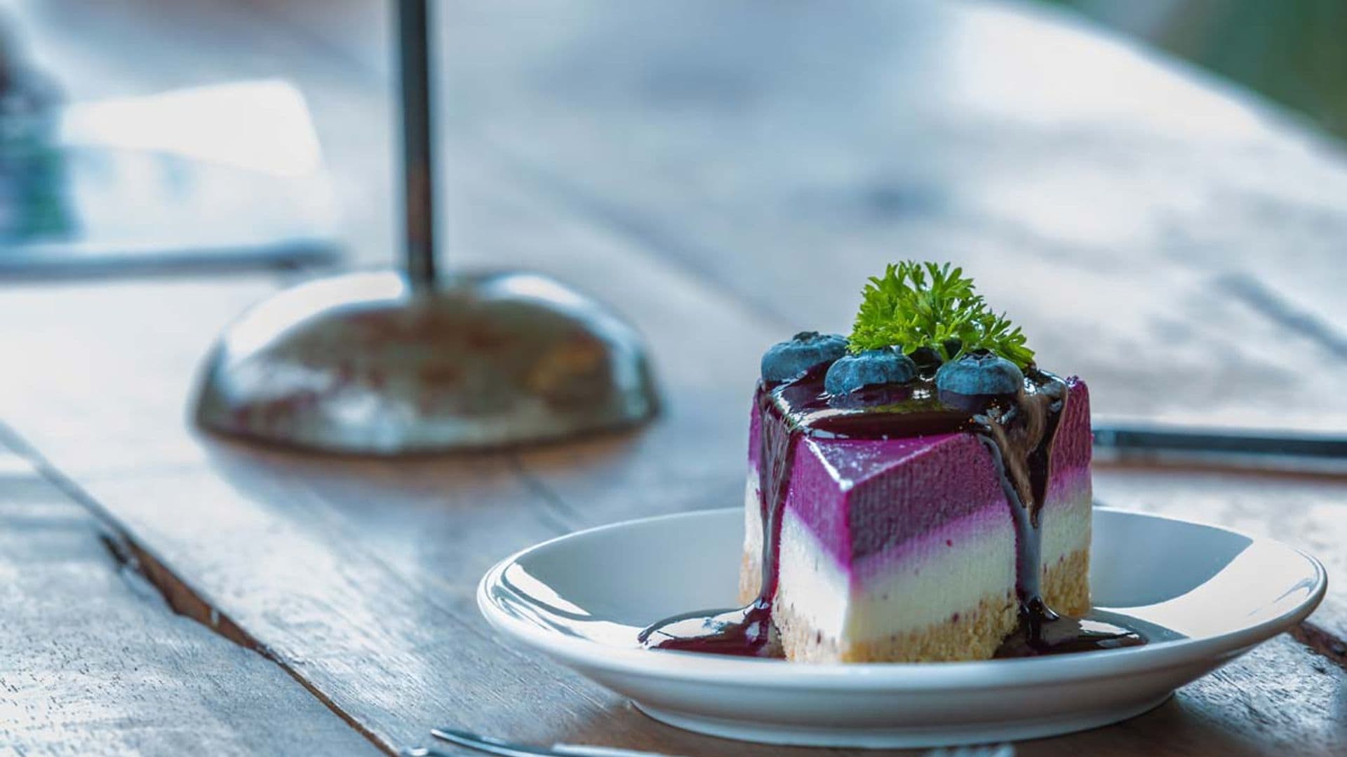La tarta más espectacular de queso fría con violetas y arándanos