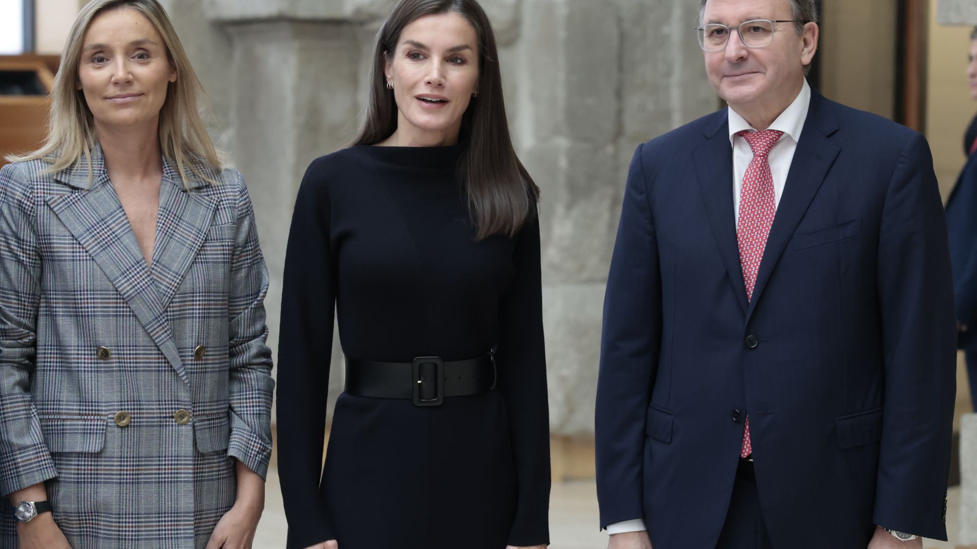 El look fácil e ideal de la reina Letizia con vestido de punto y botas altas de tacón