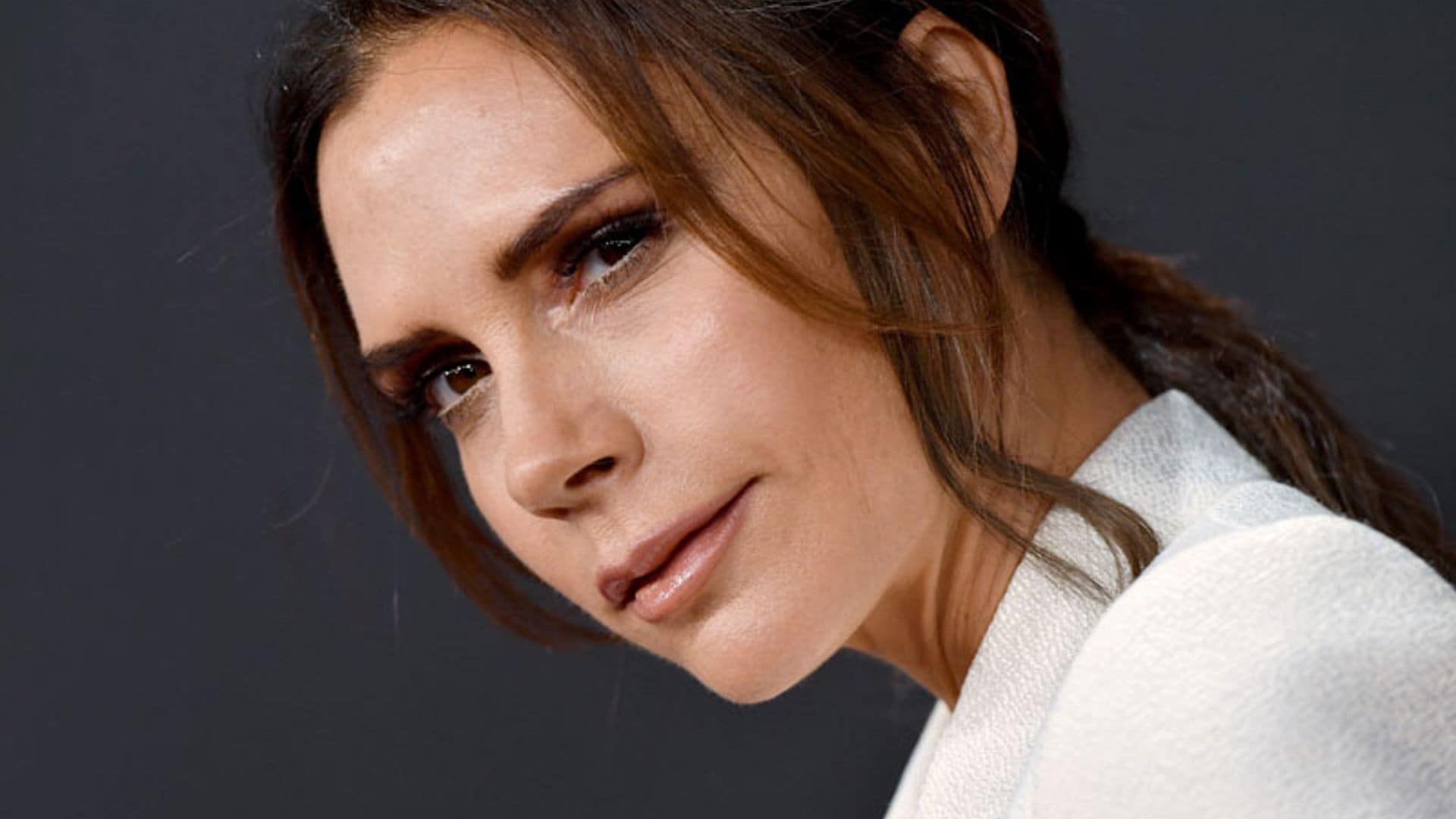 No vas a creer dónde se cortó el pelo ayer Victoria Beckham