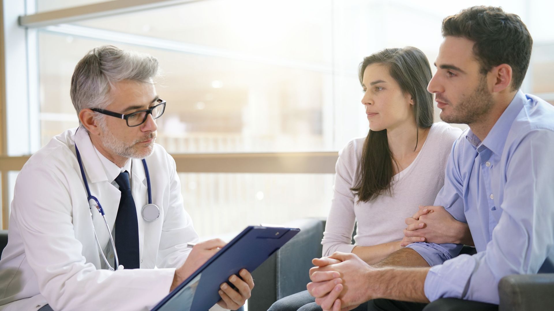 Pareja en una clínica de fertilidad