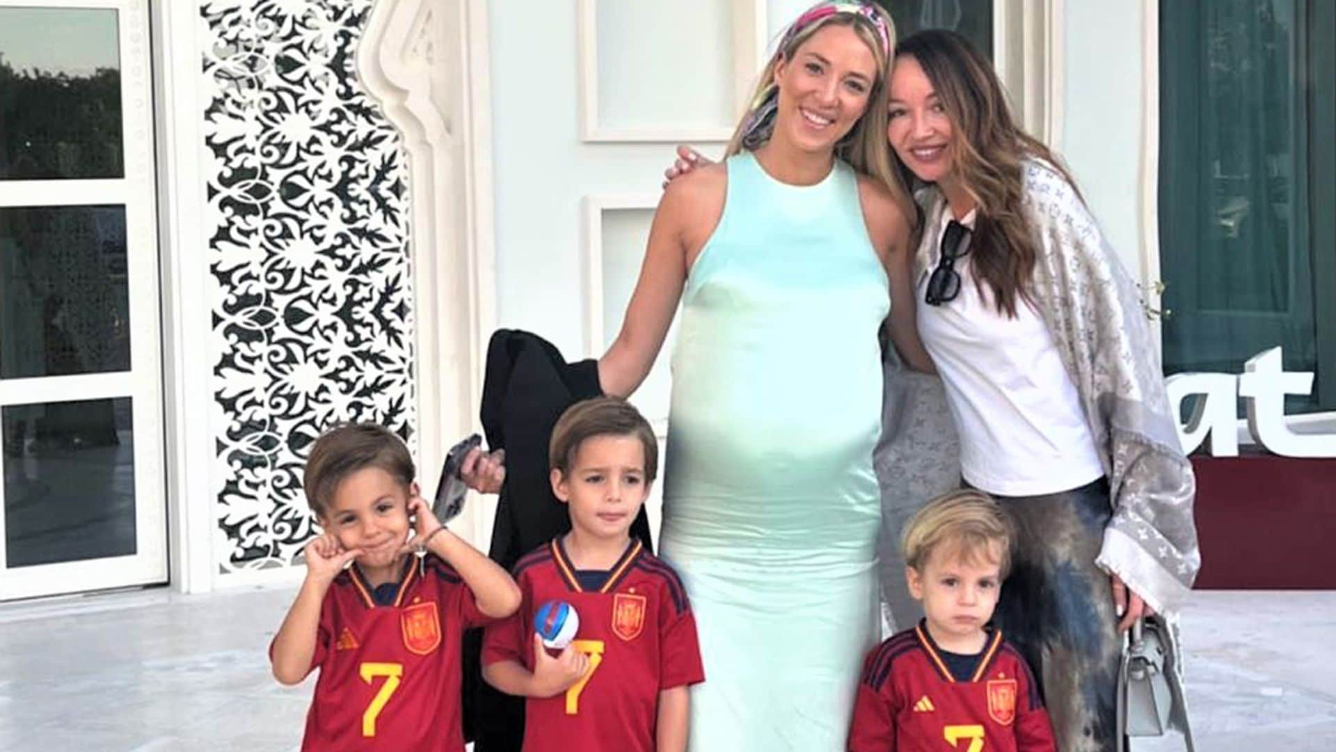 Una embarazadísima Alice Campello y sus tres hijos, los mayores fans de La Roja en su noche más triste