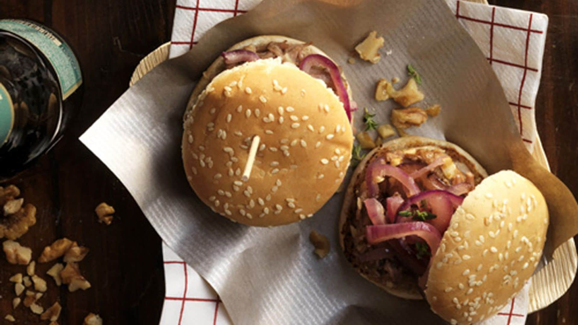 Hamburguesas de 'pulled pork', cebolla encurtida y nueces