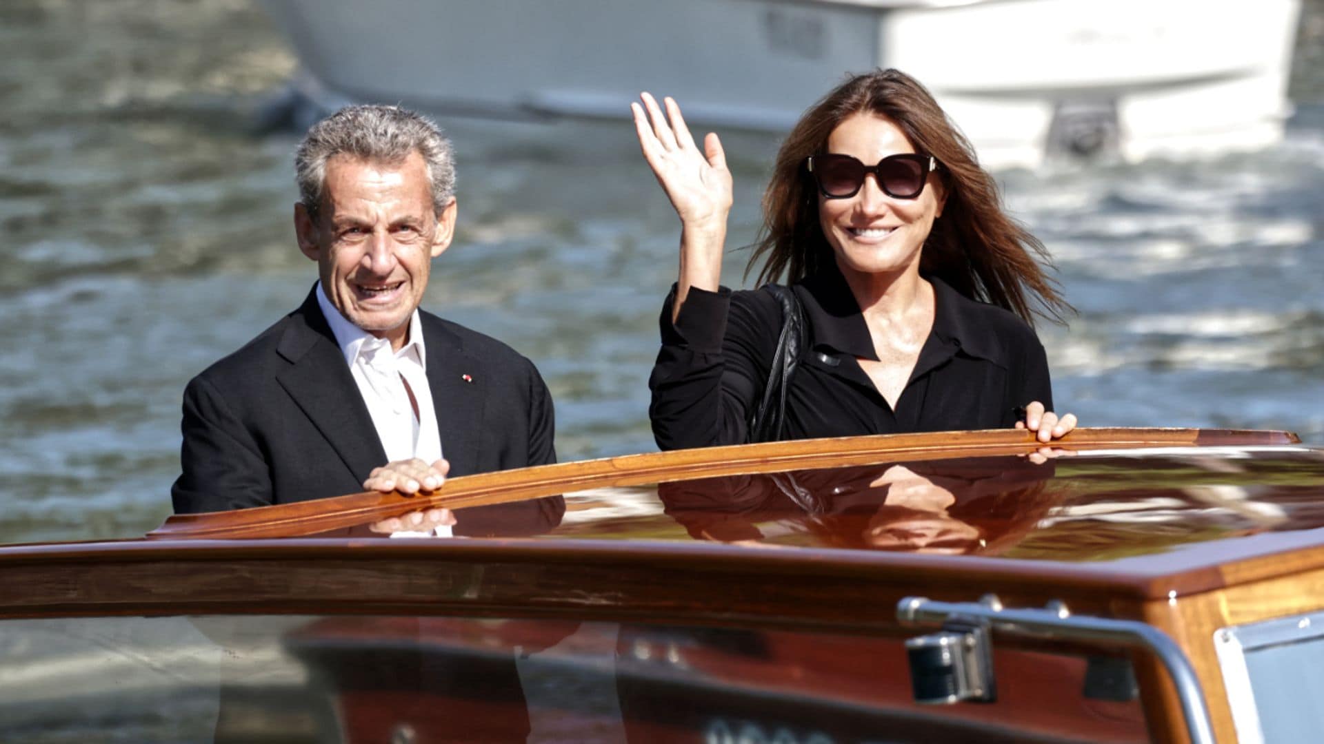 Carla Bruni y Nicolas Sarkozy desembarcan en Venecia exultantes y enamorados tras 15 años de matrimonio