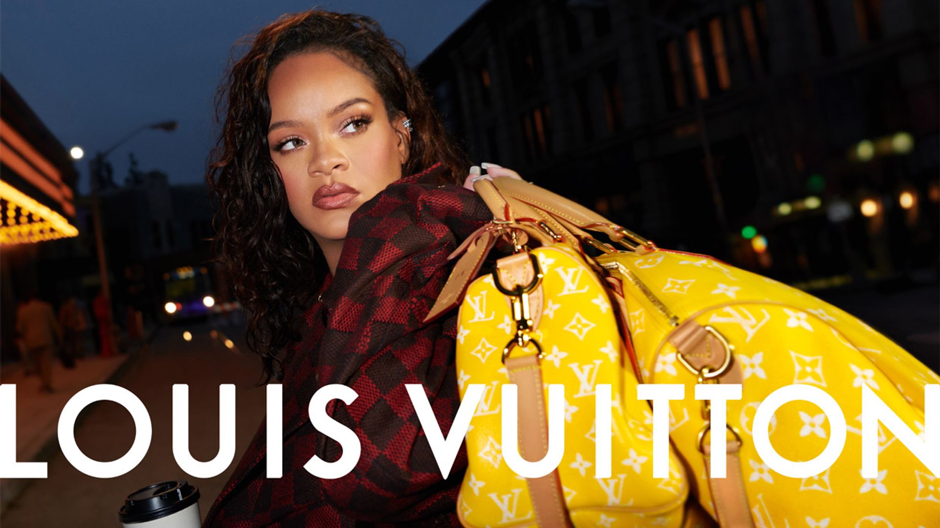 Rihanna posa embarazada para la primera campaña de Pharrell Williams en Louis Vuitton